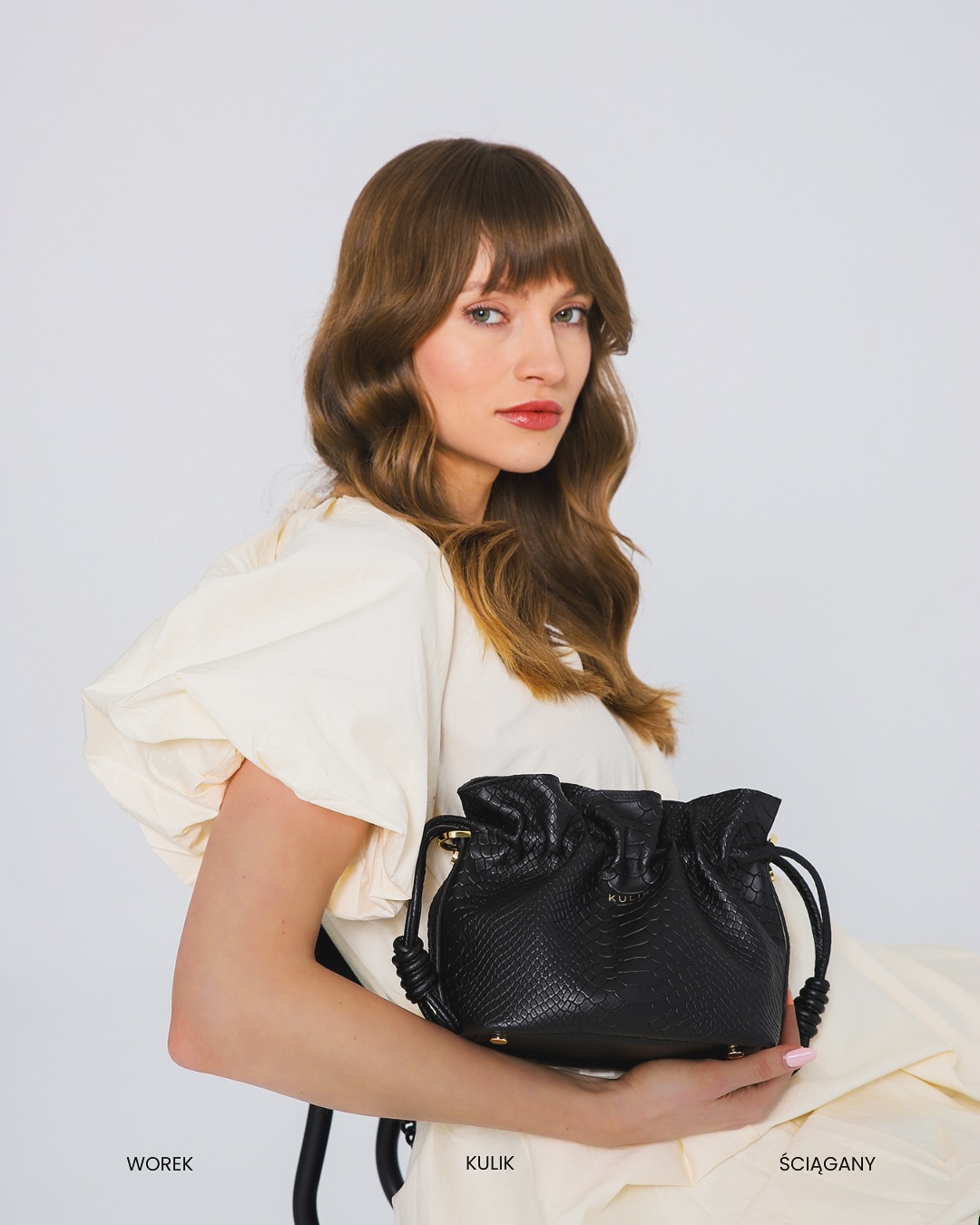 Nie wiem, co bardziej przyciąga wzrok – bufiaste rękawy, czy ta torebka, która pasuje do wszystkiego (i mieści więcej, niż wygląda).
Minimal effort, maximum efekt.🐦⬛