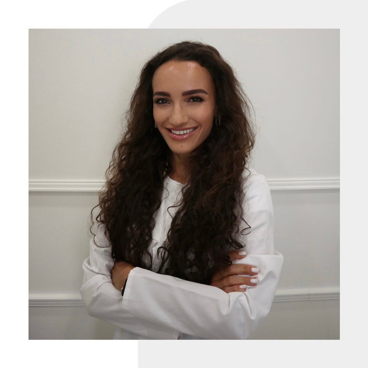 MUDr. Bianca Strenáčiková
“Krása nie je len o vizáži, ale aj o pocite a emócii.
Ku každému klientovi/klientke sa snažíme pristupovať individuálne, pričom kladieme dôraz dôkladnú konzultáciu a dôveru. Snažíme vytvárať prostredie, v ktorom sa pacient cíti nielen vypočutý, ale aj pochopený.
Vramci našej práce spájame skúsenosti s neustálym vzdelávaním, modernými postupmi a kvalitnými materiálmi, na prvom mieste zostáva ľudský prístup.”
@bianca.clinic
#beautycare #aestheticmedecine #plasticsurgery