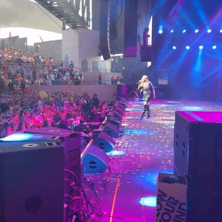 Quand Cindy Sander enflamme la scène de la FAV de Colmar avec notre "Papillon de Lumière" ❤ 🦋 @followers
Quand la vie te réserve des surprises agréables, savoure-les même si tu as attendu dix-sept années avant de vivre quelque chose de cette ampleur. Tout peut basculer d'un jour à l'autre. Malgré les nombreuses déconvenues dès la sortie de ce titre, qui a subi un déchainement médiatique d'une ampleur incommensurable, on s'intéresse aujourd'hui au message qu'il y délivrait . J'ai écrit le texte de "Papillon de Lumière" en me remémorant un souvenir d'adolescent qui m'a marqué à vie. Alors que je faisais une halte en vélo avec ma copine sur les hauteurs de Mulhouse où je résidais à l'époque, nous nous étions posés au pied du monument des anciens de Tambow. Simple besoin de reprendre notre souffle après l'éprouvante montée de la colline du Rebberg. Au bout de quelques secondes, une nuée de papillons sont venus se poser sur mes jambes et bras et sont demeurés là un long moment. A l'époque, je n'avais pas saisi que c'était un signe. Je trouvais ça totalement surprenant, d'autant qu'aucun d'eux ne s'était posé sur ma compagne. Depuis, le monde subtil ne cesse de m'envoyer des mots, des idées, des bouts de phrases, qui sont source d'un départ de chanson ou de roman...