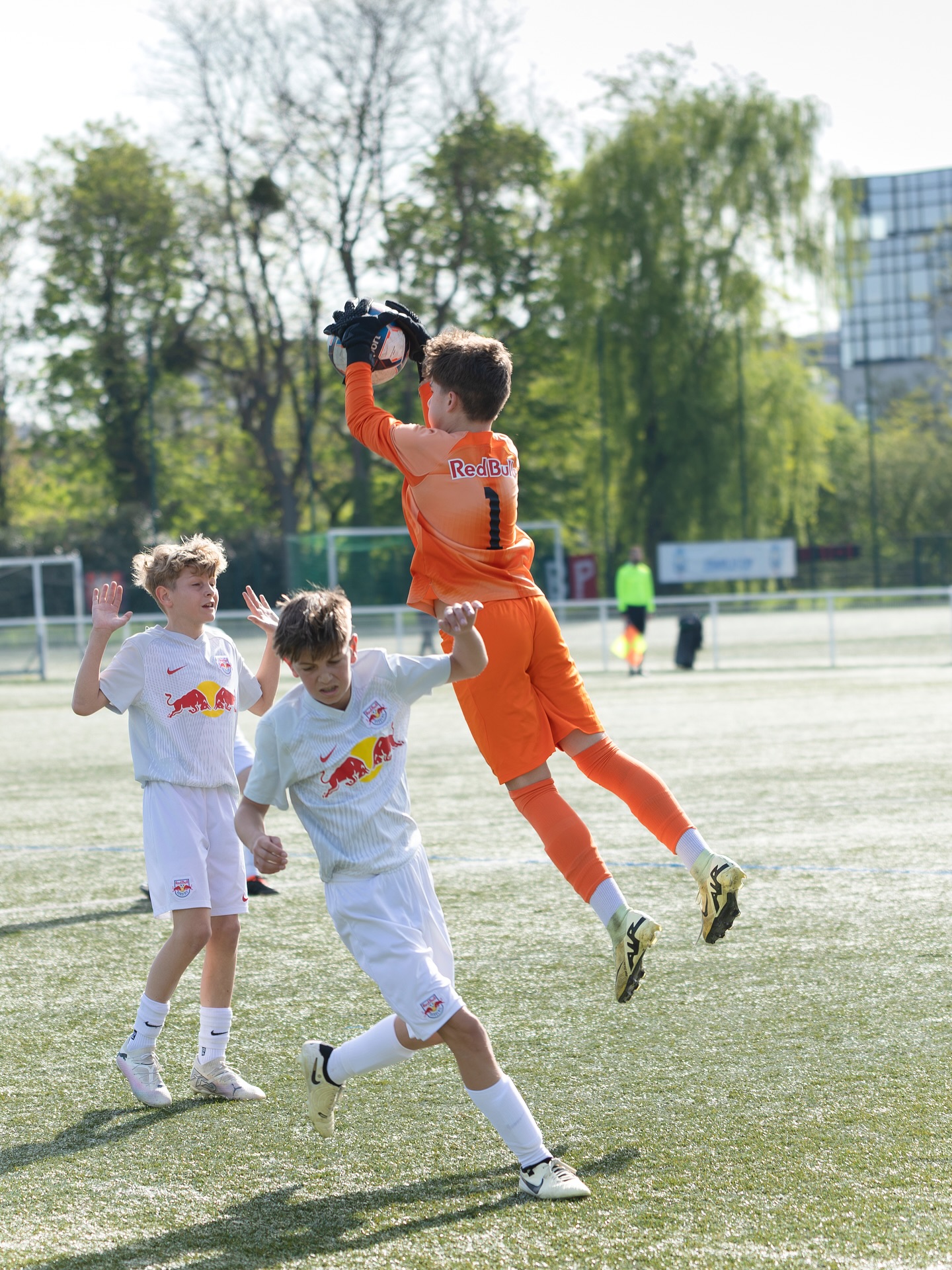 Crier, placer, encourager, diriger…
Le gardien est les yeux et la voix de son équipe.
Focus Sport Club.
.
.
.
#FocusSportClub #FootballAmateur #GardienDeBut #CommunicationGardien #FootJeune #FootFormation #GardienLeader #MatchDay #PhotoFootball #FootballPassion #SportCollectif #TeamSpirit #FootFrancais