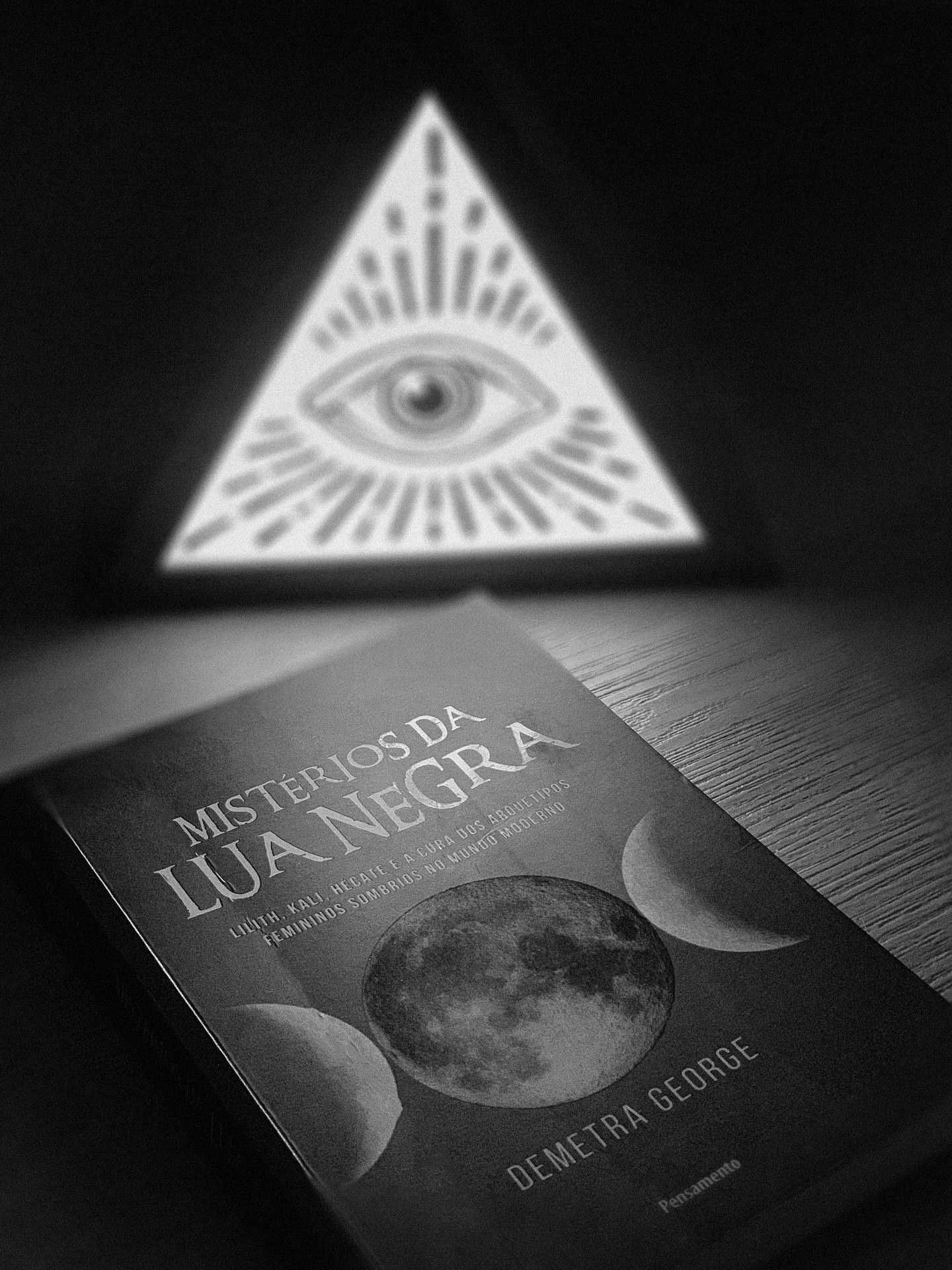 Mistérios da Lua Negra é uma obra que nos leva a uma profunda e corajosa exploração do feminino em sua face mais oculta. A autora, Demetra George, nos guia por um caminho que desafia a visão patriarcal que, por séculos, demonizou e marginalizou as energias da Lua Negra.
O livro é um convite para um mergulho nos mitos e nas simbologias de deusas como Lilith, a deusa da independência e da rebeldia; Kali, a força da transformação e da destruição necessária para a renovação; e Hécate, a senhora dos limiares e dos mistérios. George nos mostra que esses arquétipos não são ameaças a serem temidas, mas sim fontes de poder interior, intuição e, principalmente, cura.
A leitura, com sua abordagem psicológica, mítica e espiritual, nos encoraja a encarar as próprias sombras, a abraçar a raiva, a tristeza e os períodos de perda como partes essenciais do nosso ciclo de vida. É uma jornada de autoconhecimento que resgata a força ancestral da “mulher selvagem”, que nos ensina a encontrar a luz na escuridão e a nos conectar com uma sabedoria profunda e primordial. A autora nos oferece não apenas uma análise, mas também ritos e práticas para transformar esses períodos desafiadores em momentos de renascimento.
É, sem dúvida, uma leitura essencial para quem busca a plenitude do ser feminino, em todas as suas fases e mistérios.
“Mistérios da Lua Negra: Lilith, Kali, Hécate e a Cura dos Arquétipos Femininos Sombrios no Mundo Moderno”, Demetra George - Ed. Pensamento (2021)
#luanegra #hecate #lilith #kali #deusas #deusatriplice #magia #bruxaria #lua #sagradofeminino #dicasdelivros #despertar #pombagira #ocultismo #psique #encruza