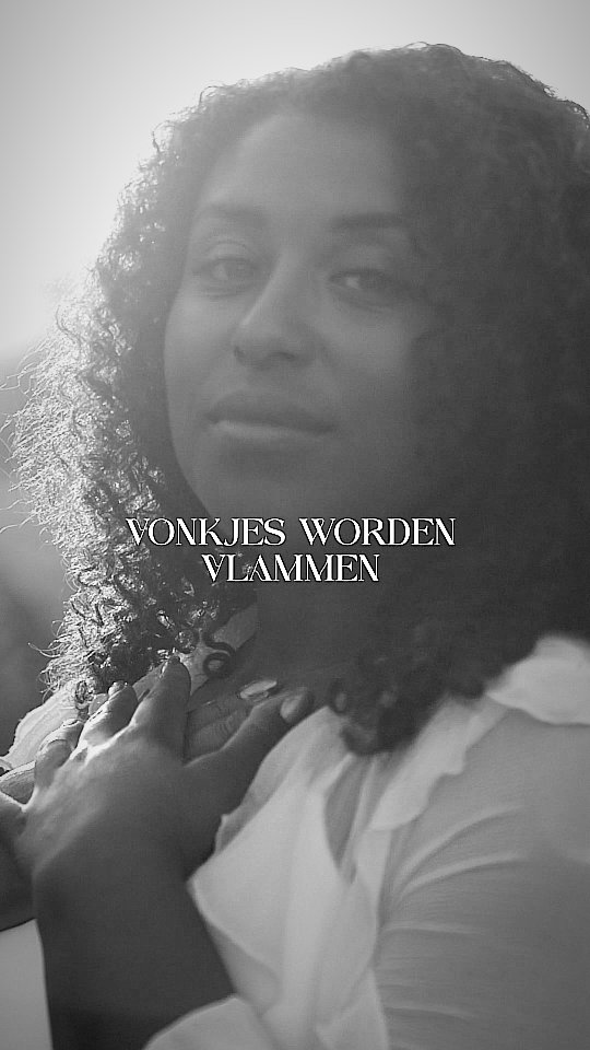 ✨ ‘Vonkjes worden vlammen, vlammen worden vuur, mijn hart blijft branden wanneer ik bij U ben.’
Sommige zinnen kloppen gewoon meteen.
Deze schreef ik in één keer, en hij is nooit meer veranderd.
Voor mij vat deze zin het hele lied samen. 💛
🎶 ‘De stilte’ – nu te beluisteren
🔗 Link in bio
#destilte #salomé #nieuwemuziek #singersongwriter #geloof #songtekst #liedteksten #vuurinmijnhart