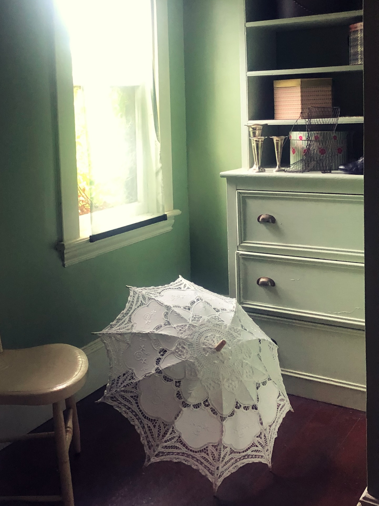 Now, what do they say about opening parasols indoors? Pretty corners and pretty parasols are the exception to the rule.
XO,
Biba Studio Interior Design