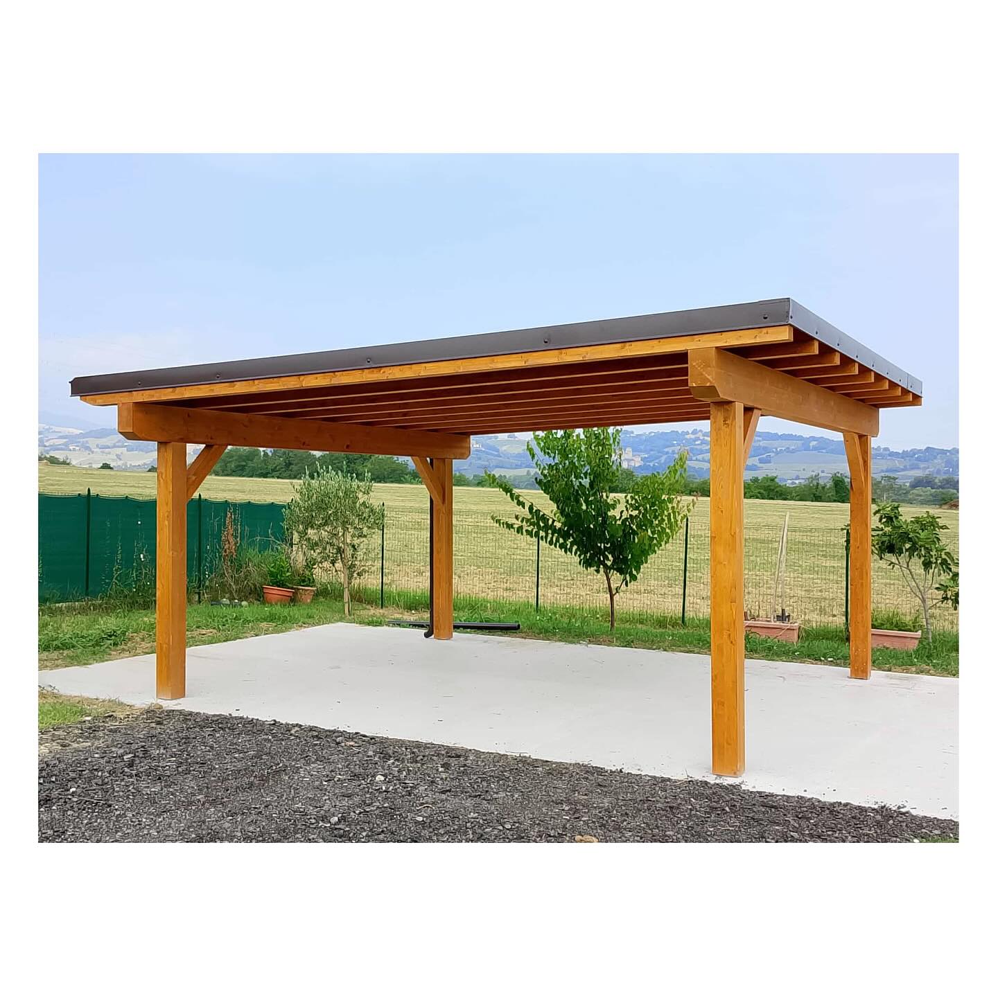 Non aspettare l’inverno per costruire un riparo per la tua macchina…anche perché poi rischi che capiti un