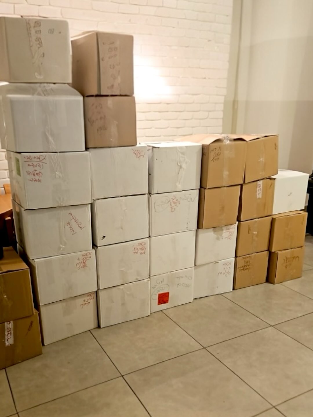  ככה נראה היום שלנו 📦
אריזה היא הרבה יותר מלעטוף דברים. זו בחירה מחודשת – מה נשאר, מה הולך, ומה עובר איתכם לפרק הבא🏡
אנחנו ממיינות, עוטפות ומתייגות - כך שהסוף היום הכל יקבל את המקום שלו בבית החדש✨
רוצים מעבר נעים ומקצועי? דברו איתי
📞מרים בתים מסודרים • 053-2121104❤️