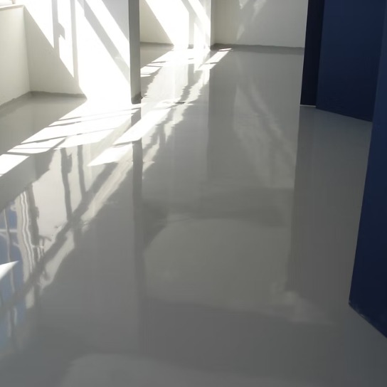 Você sabe qual a real diferença entre o piso epóxi e os pisos tradicionais como cerâmica ou cimento queimado?
O epóxi vai muito além da estética! Ele forma uma superfície contínua, sem rejuntes, altamente resistente a produtos químicos, impacto, abrasão e infiltrações. Enquanto o piso tradicional pode trincar ou descolar com o tempo, o epóxi adere quimicamente ao substrato, garantindo durabilidade e estabilidade térmica — mesmo em ambientes industriais.
Além disso, o acabamento pode ser brilhante, fosco, antiderrapante ou com demarcação de segurança, totalmente adaptado ao seu projeto.
Quer mais desempenho e menos manutenção? A escolha técnica é o epóxi.
#PisoEpoxi #PisoIndustrial #ResinaEpoxi #PisoAntiderrapante #AcabamentoIndustrial #PisoParaGaragem #Epoxi #ConstruçãoCivil #EngenhariaCivil #ArquiteturaIndustrial #Obras #RevestimentoIndustrial #DesignDeInteriores #PisoMonolítico #ABCepoxi