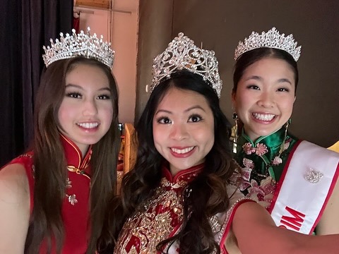 We are 1 week away from this year pageant!! Kicking off our Meet the 2024 Court Series with our very own 2024 Miss Talent & Congeniality @clarissa.chen_
📚 Clarissa is an incoming freshman at the University of Texas at Austin, studying speech, language, and hearing sciences with a speech pathology focus
✨Her advice to this year’s contestants: don’t get too caught up in the competition. Try to enjoy the journey and be yourself. The day flies by and just being here shows how amazing and talented you are!
👉 Swipe to hear more about what the Miss Chinatown Houston pageant means to Clarissa!
🎟️ Additionally, come watch Clarissa take the stage as a choreographer for Chinatown Beats at this year’s pageant! Tickets: misschinatownhouston.org