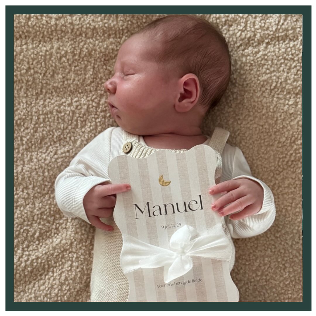 WELKOM MANUEL 💙
Deze lieve jongen werd geboren op 9-7-25 om 18:15 uur 👶
Hannah en Marco zijn de trotse ouders van Manuel. Hannah was tegelijk zwanger samen met haar zus en ze waren ook nog in dezelfde maand uitgerekend. Hoe bijzonder! Hannah vond het leuk om zwanger te zijn, maar soms ook spannend. Met name rondom de bevalling. Zij heeft zich daarom goed voorbereid met de LEV cursus.
Bij 39+2 weken startten de weeën en braken ook spontaan de vliezen. Bij het eerste huisbezoek had ze al 5 cm! Wat een vliegende start. Ze wilden graag in het kraamhotel bevallen dus we hebben gelijk alle spullen gepakt en zijn naar het ETZ gereden. Samen met Marco ving ze de weeën super goed op. Binnen een uur na aankomst kreeg ze al wat drukgevoel, wat ging het snel!
We zagen al direct wat haren!
Helaas reageerde Manuel met zijn hartslag op de weeën dus hebben we het kraamhotel ingeruild voor de verloskamers. Daar ging het ineens zo snel dat onze eigen verloskundige Milan de bevalling af heeft gemaakt en we geen hulp van het ziekenhuis nodig hebben gehad.
Na de geboorte bleek dat Manuel het erg goed had gehad bij mama in de buik dus zijn er voor de zekerheid een aantal glucose controles gedaan. Deze waren goed en toen kon dit prachtige gezin van 3 lekker naar huis 💙
Lieve Hannah en Marco, wat hebben jullie het super goed gedaan! Nogmaals gefeliciteerd en we wensen jullie heel veel liefde en geluk.
#welkom #lev #levbaby #verloskundigenlev #liefdevol #vertrouwd