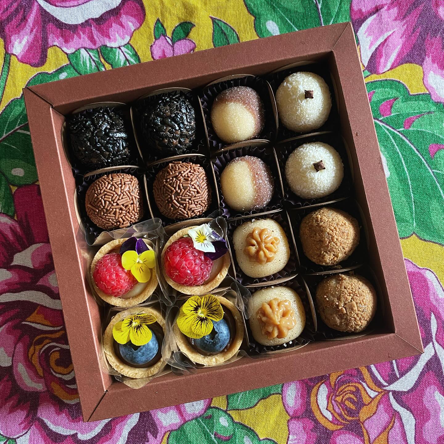 ☀️ Summer was sweet… but now it’s time to get back to brigadeiro mode!
I’ve been a little quiet here (blame the sunshine 😎), but now I’m dusting off the apron and getting ready for a delicious season ahead!
✨ First stop: Hiedanrannan Puutarhajuhlat on the 16.8 — come join me for sweet bites & good vibes @hiedanranta 🌿🍬
Swipe to see what I’ve been cooking up this summer ➡️ #BrigadeiroLove #ilogourmet #rakastanbrigadeiroa #summervibes☀️