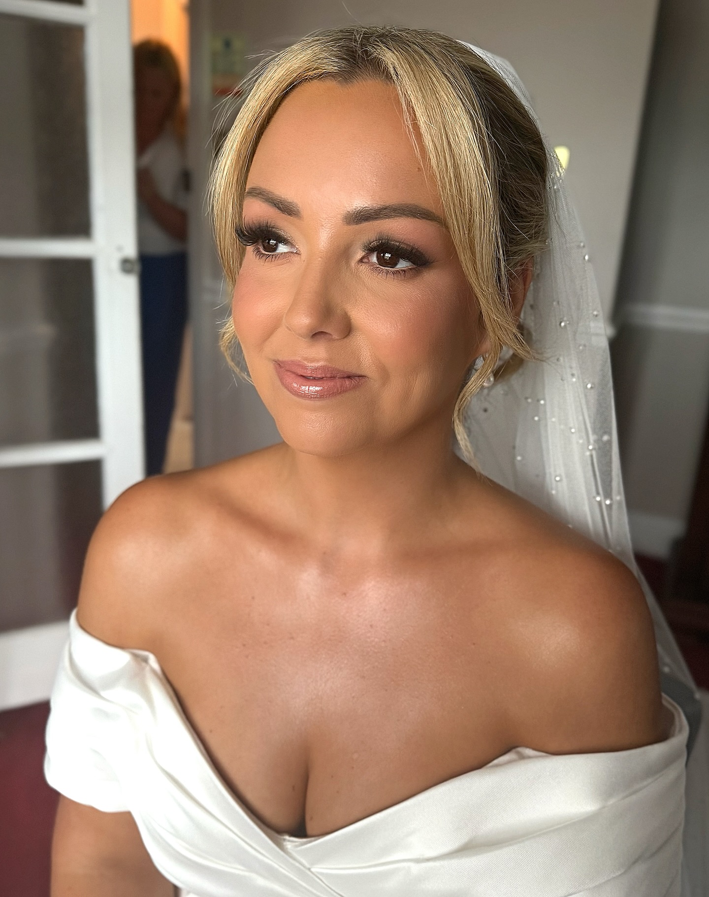 My lovely bride Charlotte looking an absolute vision✨ Soft pink tones to enhance and compliment her bridal vision! Pearl accents are also my favorite touch🫶🏻
Charlotte was a dream to glam 🤍 Thank you for trusting me with your look and being part of your special day 🤍
This lighting was also such a vibe!! Natural lighting is 🫶🏻🫶🏻🫶🏻🫶🏻
Venue: @blazingdonkeyweddings
Hair: @shesaidyesbridalhair ✨