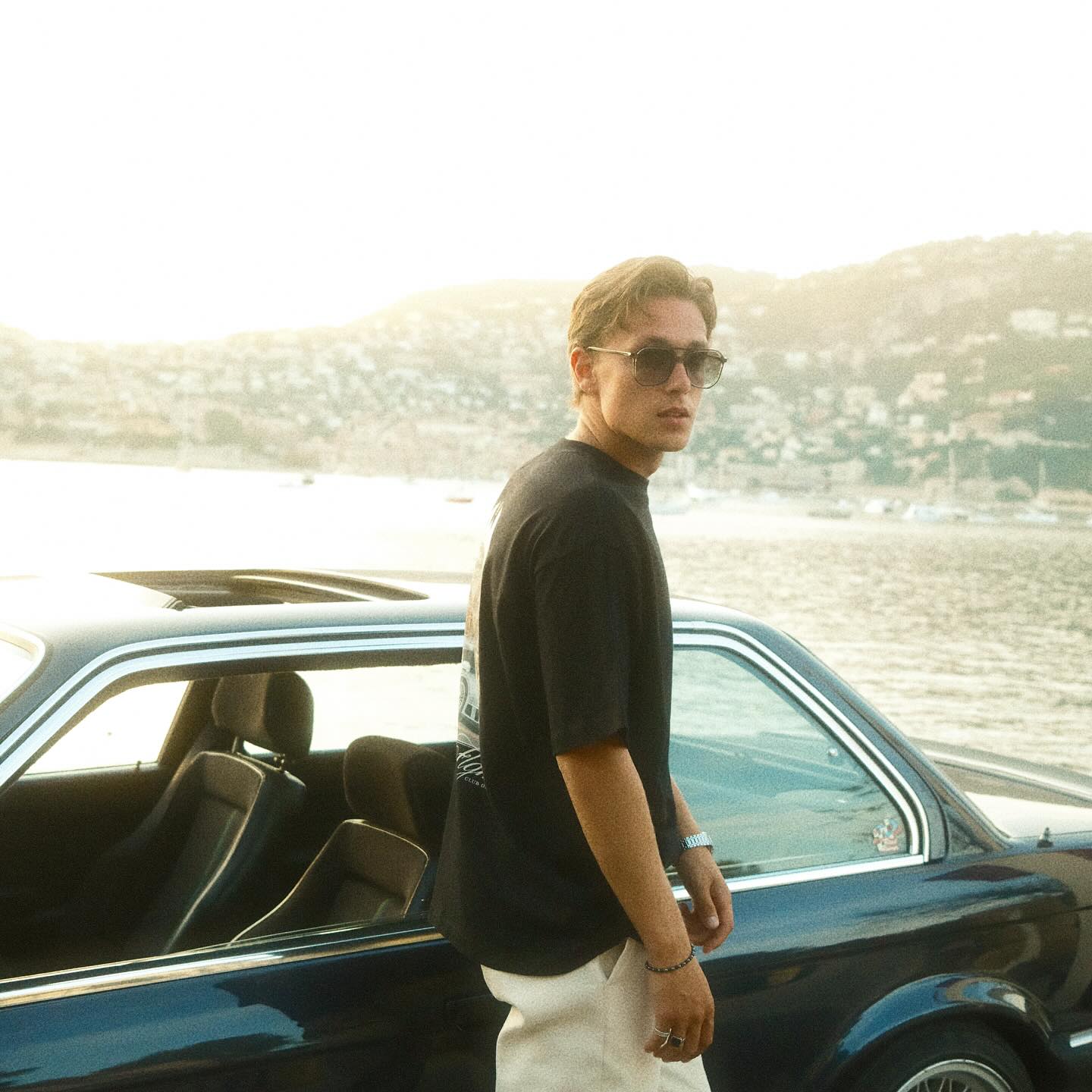 Seit Freitag ist dieser wunderschöne Sommerohrwurm endlich draußen. Jetzt kann der Sommer erneut zurückkommen, denn LUDWIG hat den passenden Sound dazu…Danke an alle, die uns auf dem Weg begleitet haben @guesstimate_official @zebralution.music @martinheuser.v1 @gero.mn @paula.frank @ludwig.staude