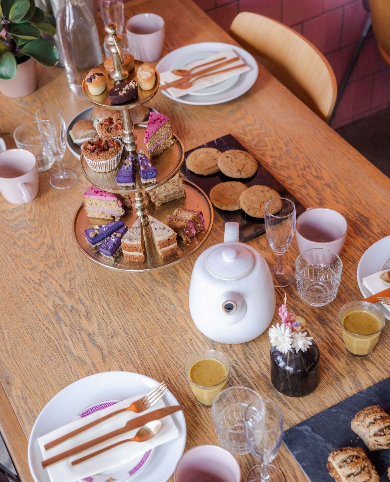 Tea time, but make it pink. 💕🫖
Planning a birthday, baby shower or just a long overdue catch-up?
Our space is made for it. Think scones, sweets, and endless photo ops – all set in our dreamy pink café.
DM us or send an email to hello@stickyfingers.nl to book your private high tea at Sticky Fingers. ✨
#stickyfingers #stickyfingersamsterdam #amsterdam #vondelpark #cafe #koffie #cakes #sweets #amsterdamcafe #pinkcafe #friends #cute #hightea #babyshower #genderrevealparty