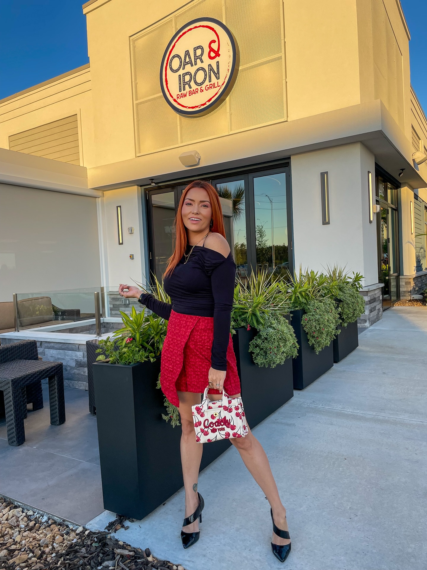 Quick app and drink at the fairly new @oarandiron
We had the crab cake and it was so good.
Gotta go back for the real food.
Have you guys been and what do y’all recommend?
Shirt by @amazonfashion
Purse by @coach
Joy by the Grace of God
#swfl #swflfoodies #foodie #fortmyers