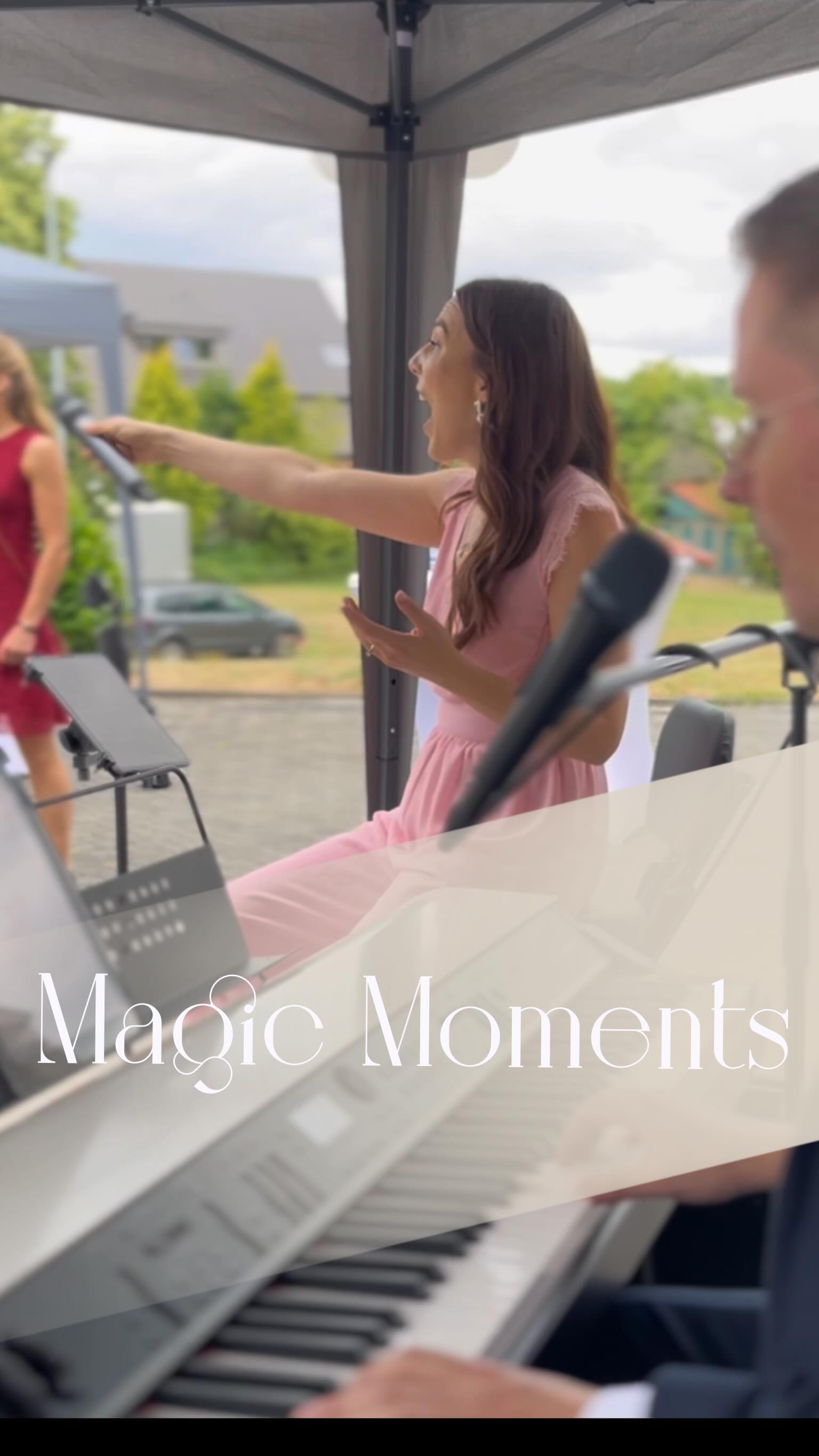 Ein letzter Song – und plötzlich singen alle mit. 🥹
Nach einer wunderschönen Trauung durften wir auch noch den Sektempfang vor der Kirche begleiten.
Eigentlich war unsere Spielzeit schon vorbei – aber die Braut war so glücklich über die Musik, dass sie fragte, ob wir noch einen letzten Song spielen könnten.
Ich habe kurz überlegt … und dann war klar: Your Song passt einfach perfekt für diesen Moment.
Während des Songs sammelte die Braut die Gäste um sich.
Und dann standen alle da – Arm in Arm, im Takt hin- und herschaukelnd – und beim Refrain stimmten sie einfach mit ein.
Man hört es im Video.
Man sieht, wie sehr ich mich freue.
Ich bin gerührt, animiere noch mal zum Mitsingen – und am Ende fehlen mir kurz die Worte.
Für mich war das einer der schönsten Momente während eines Sektempfangs!
Dafür bin ich sehr dankbar – und denke gerne zurück. 💜
#hochzeitsmusik #sektempfangmusik #sängerinfürhochzeit #rebeccasammet #livemusikhochzeit #musikfürseelenmomente #DJDVINEStuttgart #mitsingmomente #sprachlos #lieblingsmoment #hochzeitssängerinstuttgart