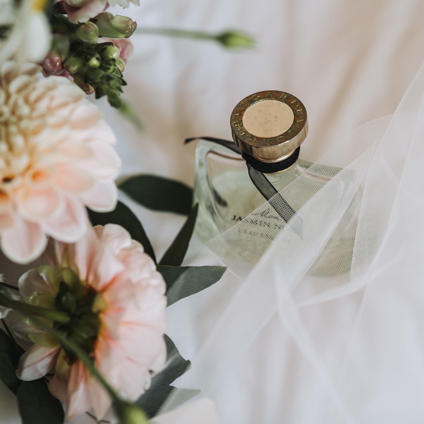 Whimsy and romantic set-up for @deirdre_oosthuizen & Bruce. We got to work with the most beautiful dahlias and cosmos 🥰
Photography: @jessegademanphotography
#whimsicalwedding #pastelflower #kznflorist #ballitoweddings #dahlias #cosmos #weddingdecor