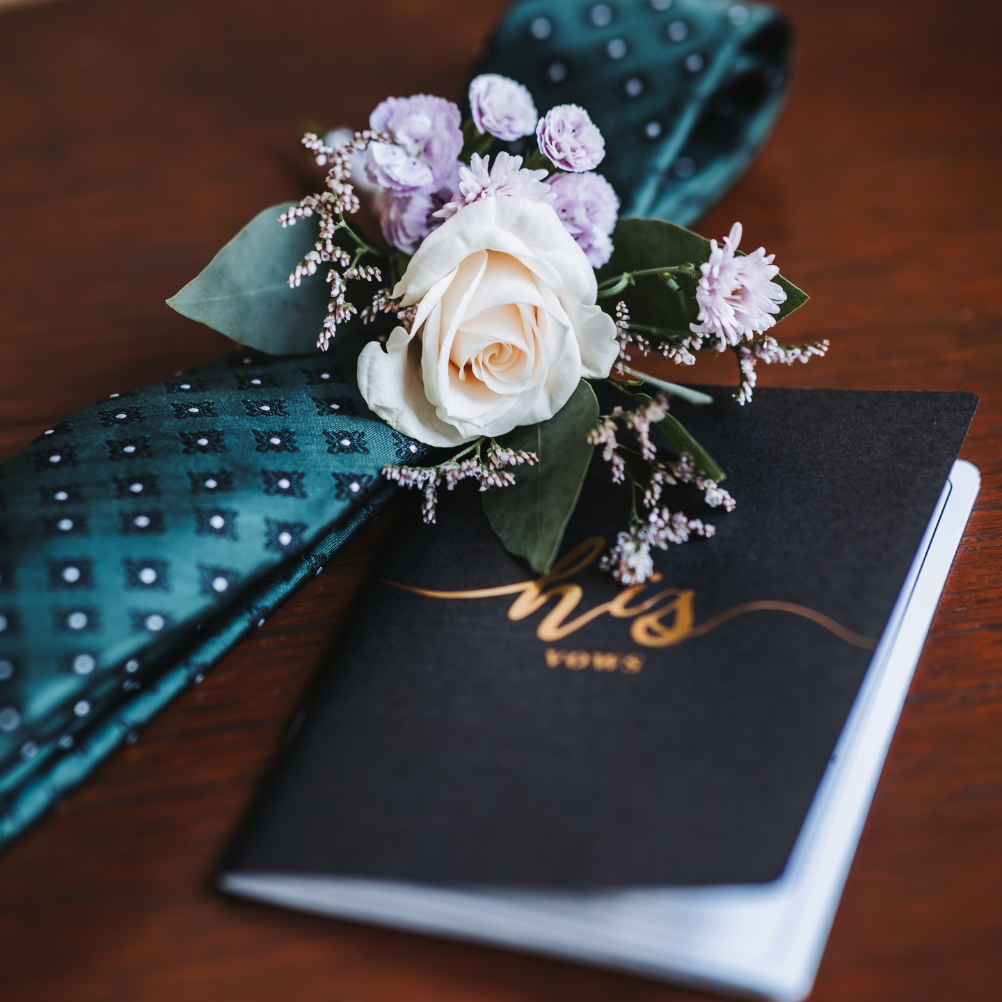 Whimsy and romantic set-up for @deirdre_oosthuizen & Bruce. We got to work with the most beautiful dahlias and cosmos 🥰
Photography: @jessegademanphotography
#whimsicalwedding #pastelflower #kznflorist #ballitoweddings #dahlias #cosmos #weddingdecor