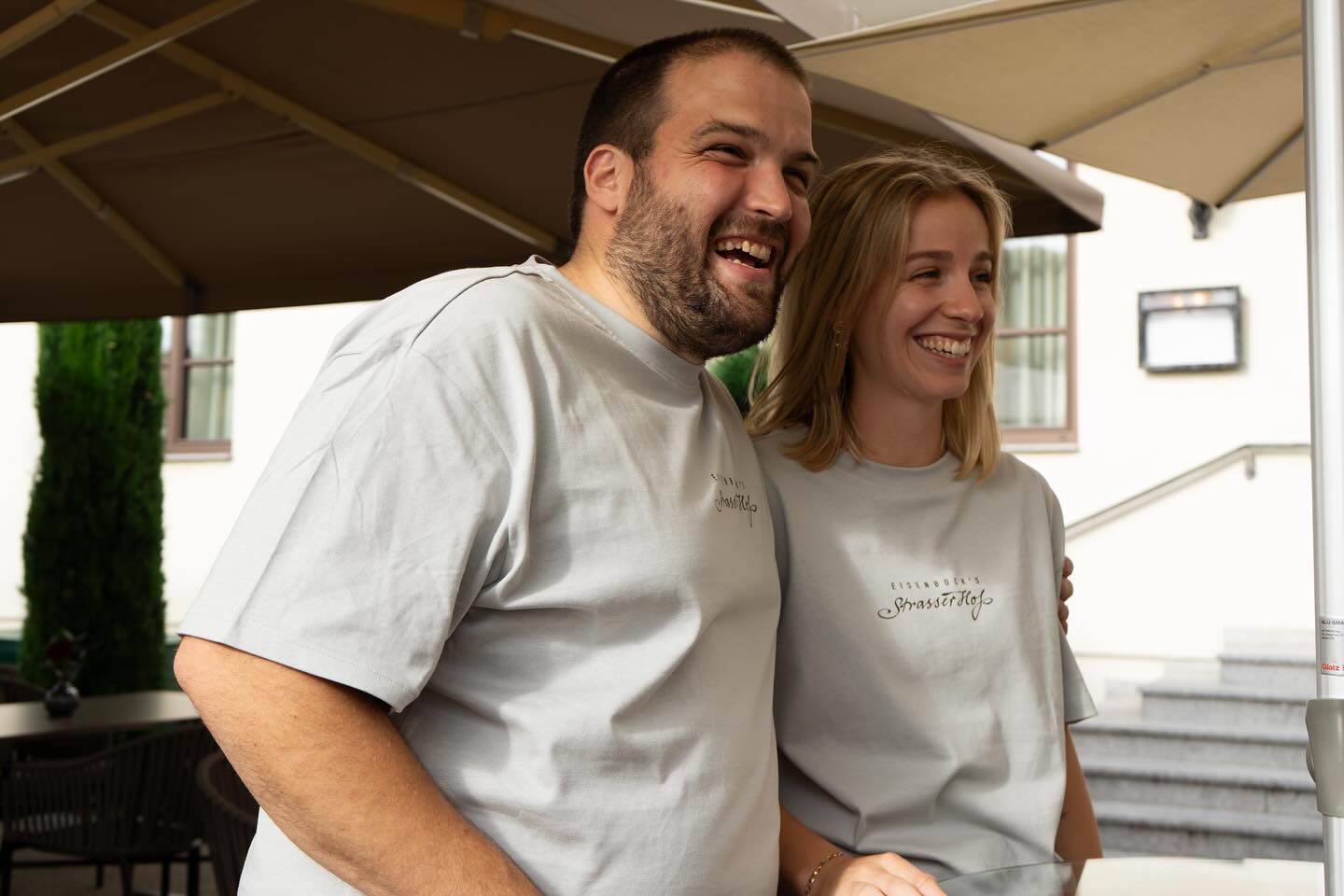 Ein Team, eine Familie - das sind wir, der Strasser Hof.
#familienbetrieb #zusammenlachen #zusammenschaffen #wirtshaus #wirtshauskultur #hotel #strasserhof #kamptal #eisenbockaufmehr #gutessen #familie #teamspirit