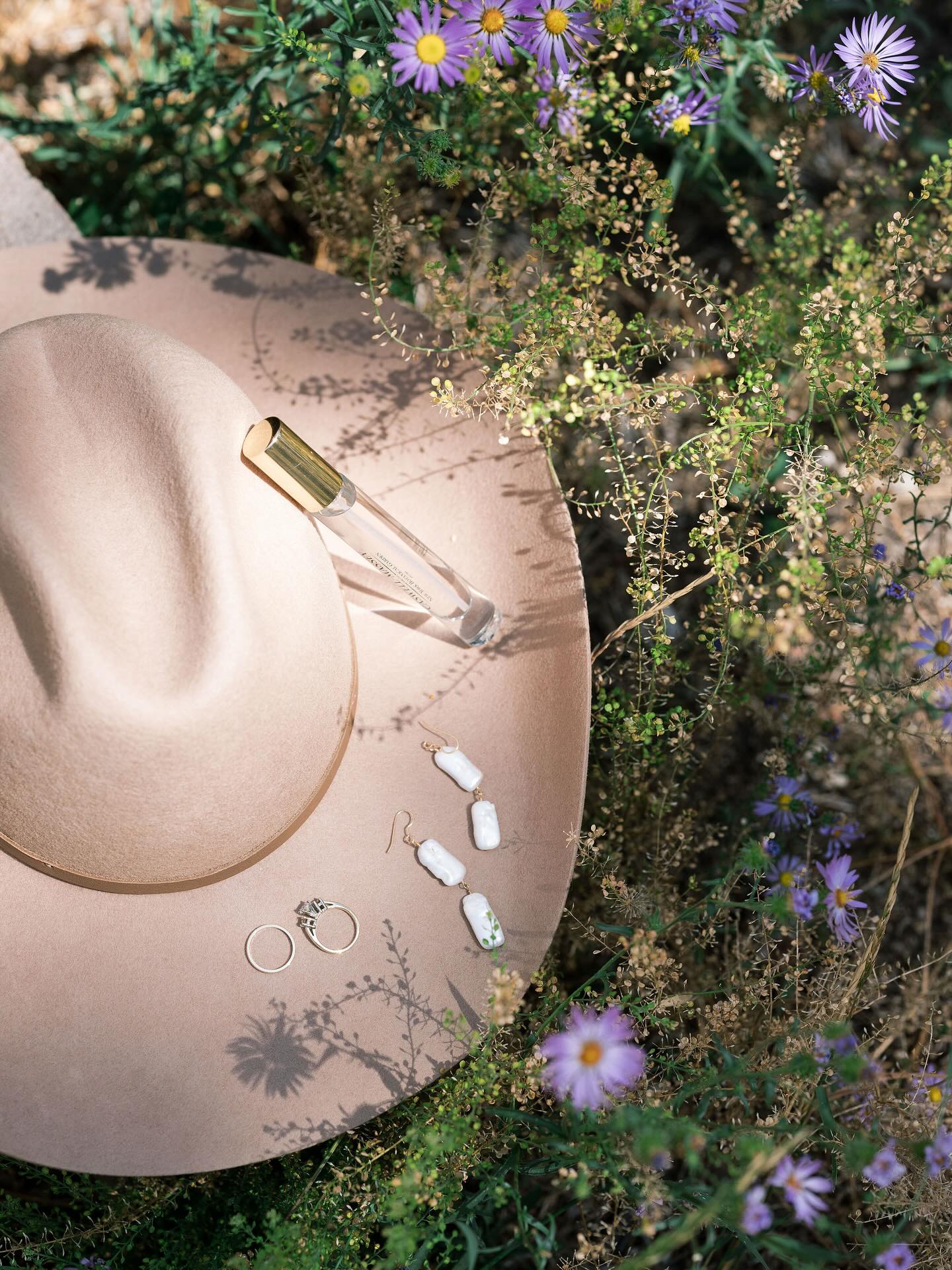 His & Her details. Groundbreaking! venue: @mtprinceton | planning: @_urbaneventsco | photo: @colorandbeam | hmu: @graykinhairandmakeup | band: @whitewaterramble | floral: @carolinejamesfloral | rentals: @copartyrentals
#details #weddingday #weddingdetails #hisandher #mountainwedding #colorado #coloradomountains #countrywedding #countryboy #countrygirl #countryheart