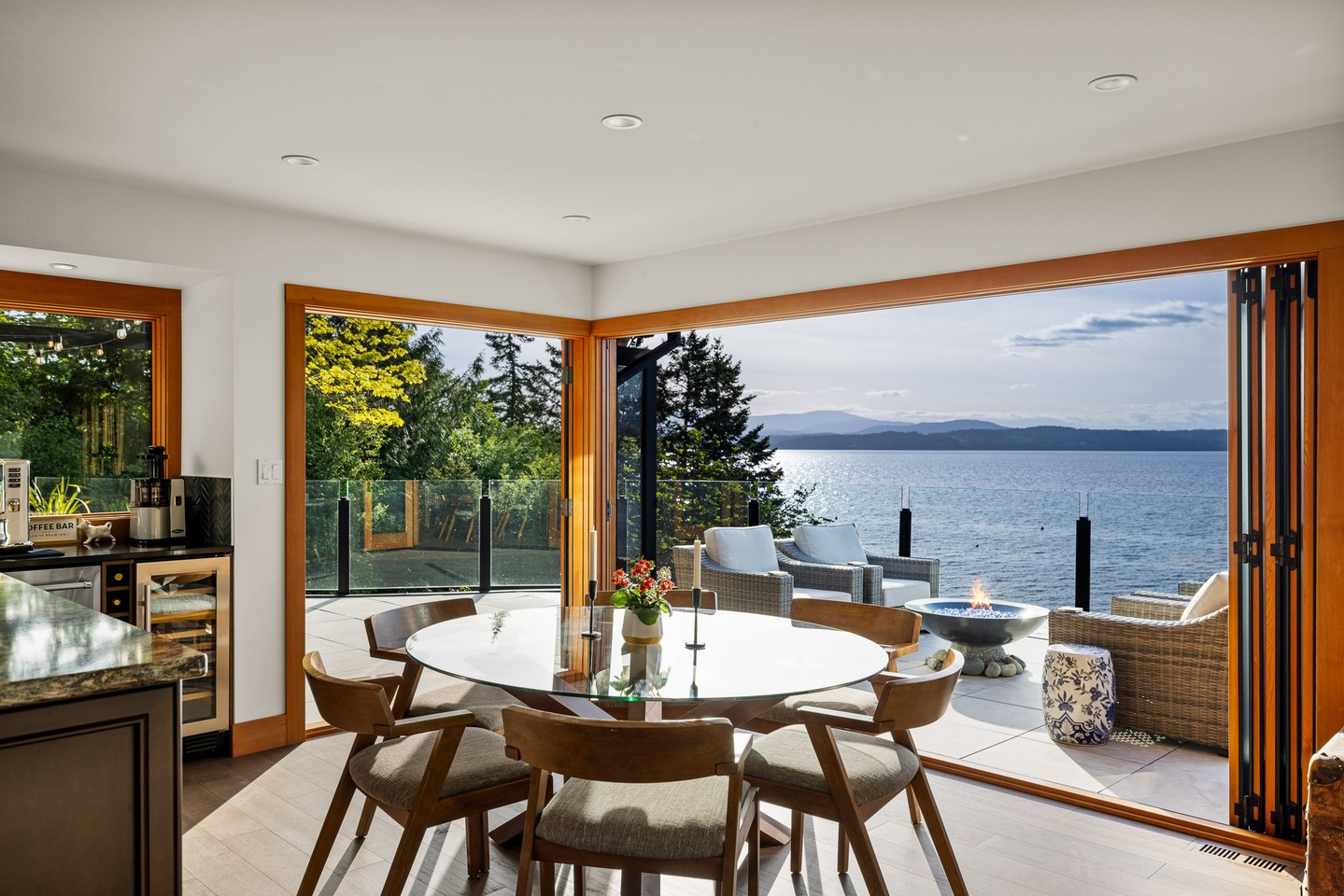 Step into sophistication. This kitchen is the heart of the home, with granite countertops and dark wood cabinets that elevate the entire space!
#yyj #yyjrealestate #yyjrealtor #yyjrealtors #ineriordesign