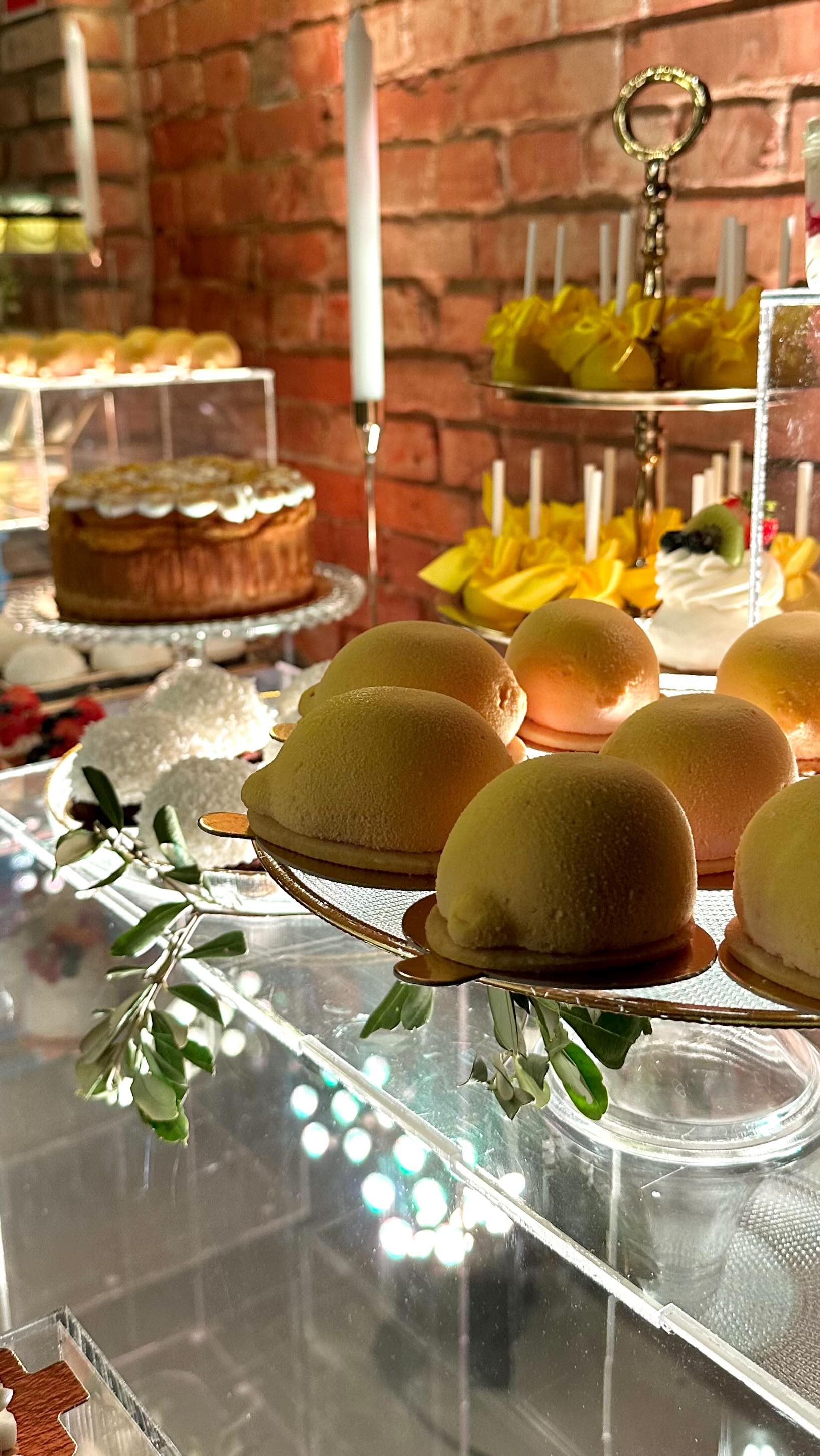 Słodki stół w stylu włoskim 🍋🇮🇹
Przezroczyste kubiki, cytrynowy klimat, lato na talerzu!
Wszystkiego Dobrego na nowej drodze życia dla Agaty i Mikołaja! 🎉
#ladolcevita #candybar #słodkości #słodkistół