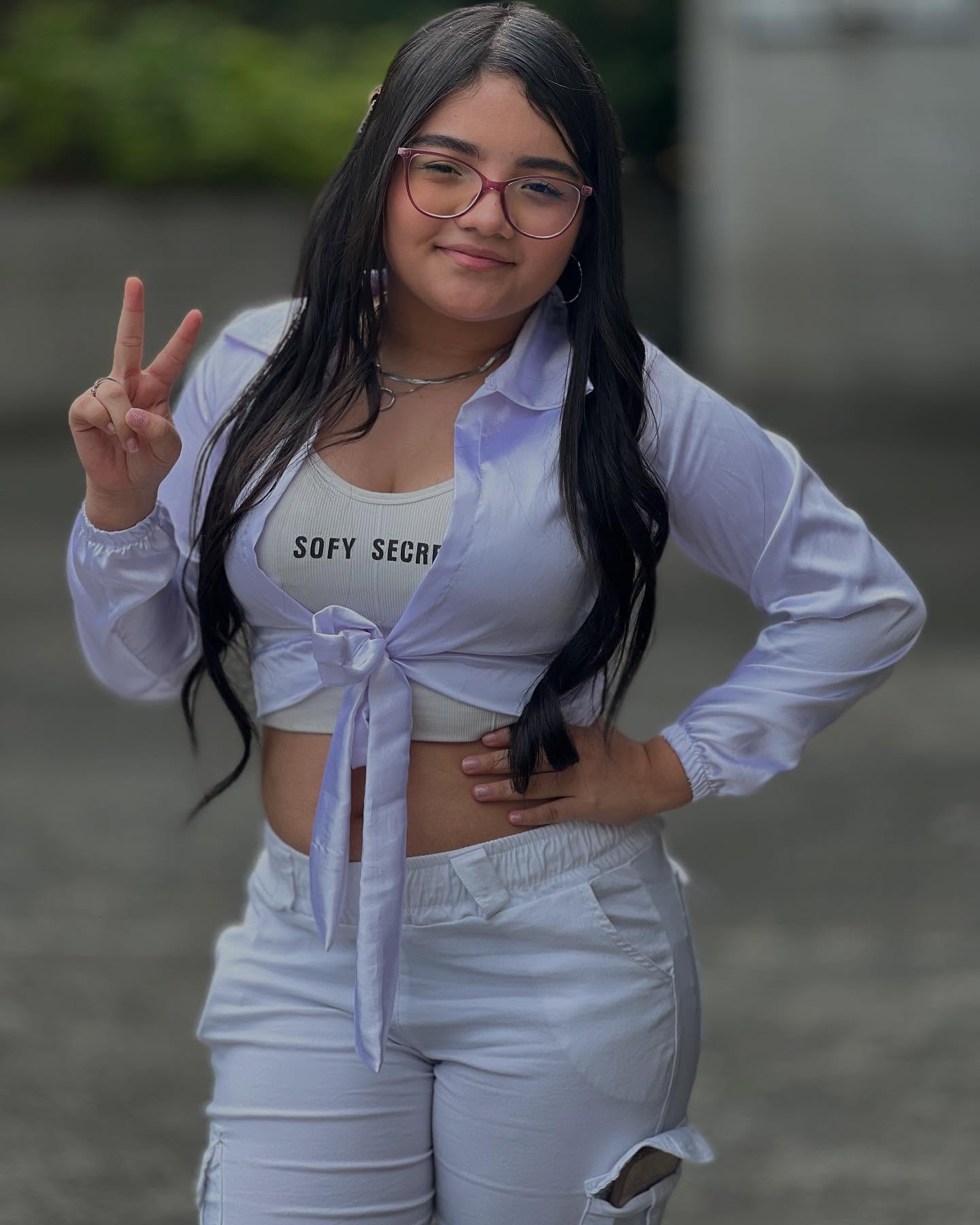 🎤🎶 ¡El talento vocal alcanza notas memorables en Talento Pinalista 2025! 🎶🎤
Categoría: Canto – Grado Noveno
Con potencia, elegancia y un dominio escénico impresionante, nos sorprendió:
🌟 Alejandra López, interpretando la majestuosa “Malagueña”, dejando a todos los asistentes maravillados por su fuerza vocal y sentimiento.
👏 ¡Una presentación que mereces volver a escuchar!
❤️ Dale like para votar por Alejandra y comparte esta publicación para que más personas sientan la emoción de su voz.
¡Alejandra, hiciste historia con tu interpretación! 🎵🔥
#TalentoPinalista2025 #AlejandraLópez #CantoJuvenil #Malagueña #OrgulloPinalista #ApoyaElTalento #IEPinal 🎤🌟