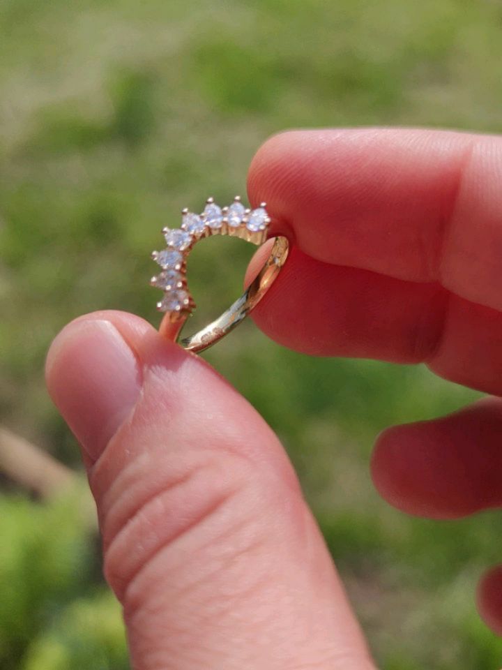 Obsessed with this bespoke engagement and wedding ring set! Thank you R & T for sending these wonderful pictures of the two rings together 😍
See my previous post for a close up of the green sapphire engagement ring on its own 💚✨