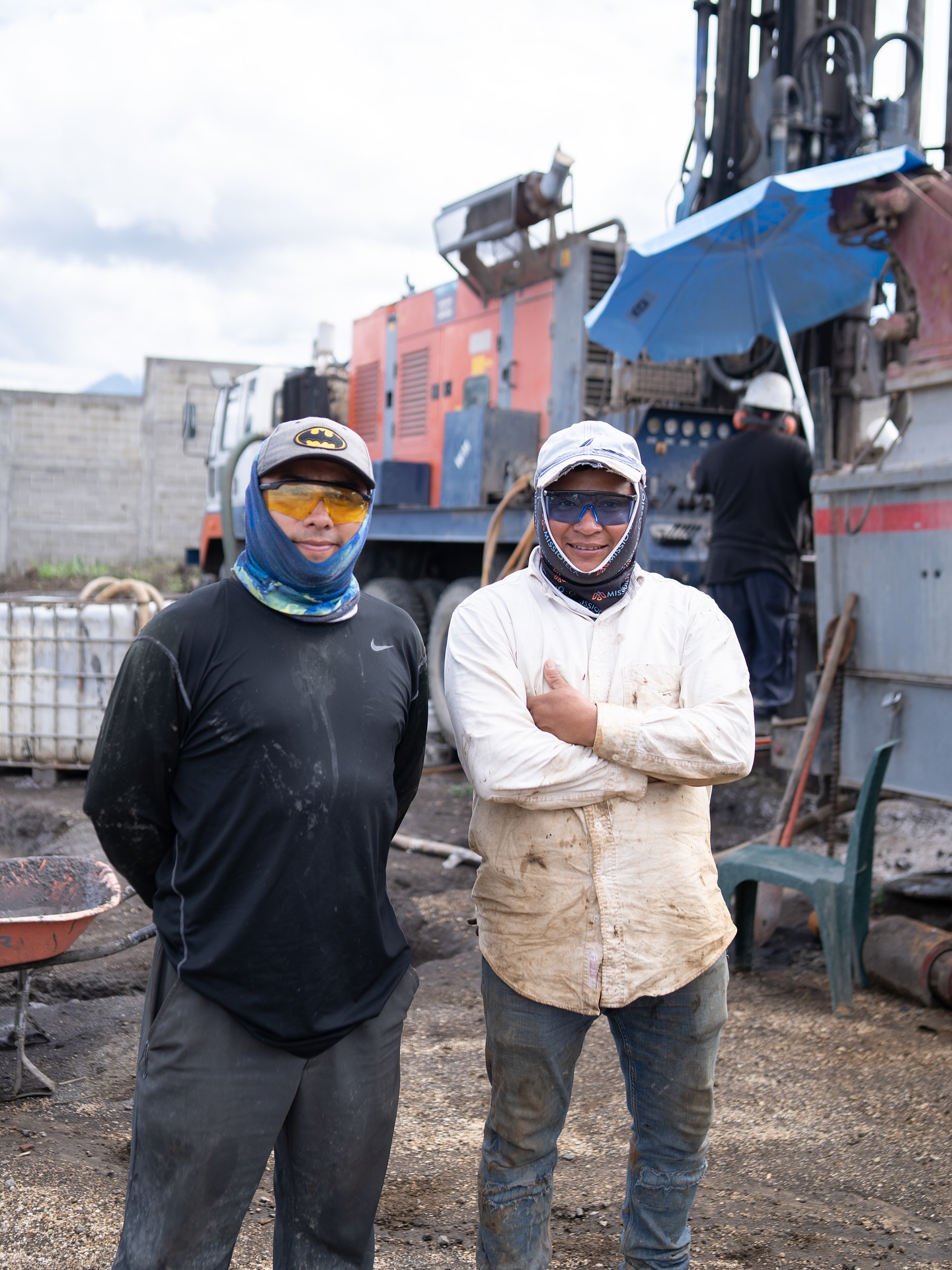 Queremos aprovechar esta oportunidad no solo para agradecer profundamente al increíble equipo de perforación de pozos por su arduo y dedicado trabajo, sino también para resaltar su admirable perseverancia. Perforar este pozo en este terreno no fue una tarea sencilla. El equipo enfrentó enormes desafíos: se perdieron en cavernas de arena, tuvieron que reiniciar en distintos puntos, se toparon con rocas gigantes que desgastaron las brocas, intentaron diversos métodos y trabajaron incansablemente.
Pero a pesar de todos los obstáculos… ¡perseveraron y prevalecieron!
Hoy, con alegría inmensa, anunciamos que a 195 metros de profundidad se ha encontrado agua abundante y limpia.
¡Gracias a todos que se unieron en oración con nosotros! Nuestro equipo de oración, el staff, los equipos que han visitado recientemente Casa de Gracia, amigos y familiares… todos se unieron en oración, pidiéndole al Señor que nos regalara agua.
Dios ha sido tan bueno con nosotros, y seguimos agradeciéndole día tras día por todo lo que está haciendo.
¡Celebra con nosotros!