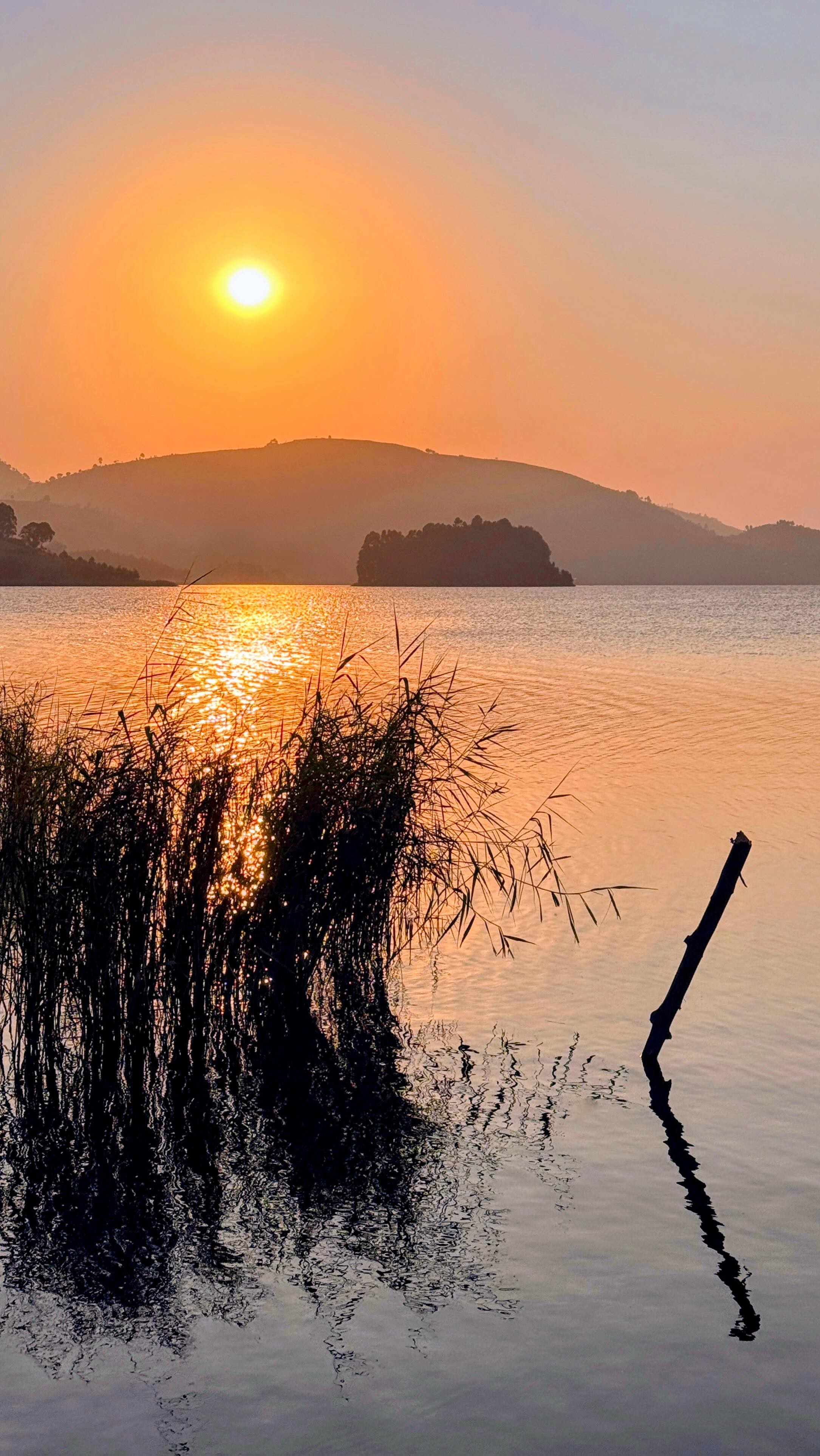 Golden hour over Lake Bunyonyi, Uganda. No filter needed, no hurry required. Just quiet beauty doing its thing. ✨
#lakebunyonyi #sunsetmagic #slowtravel #listenthinkact #everywhereclassroom #eastafrica #ugandatravel #lakebunyonyi #globalclassroom #purposefultravel #offthebeatentrack #offthebeatenpath #worldschooling @globallivingston