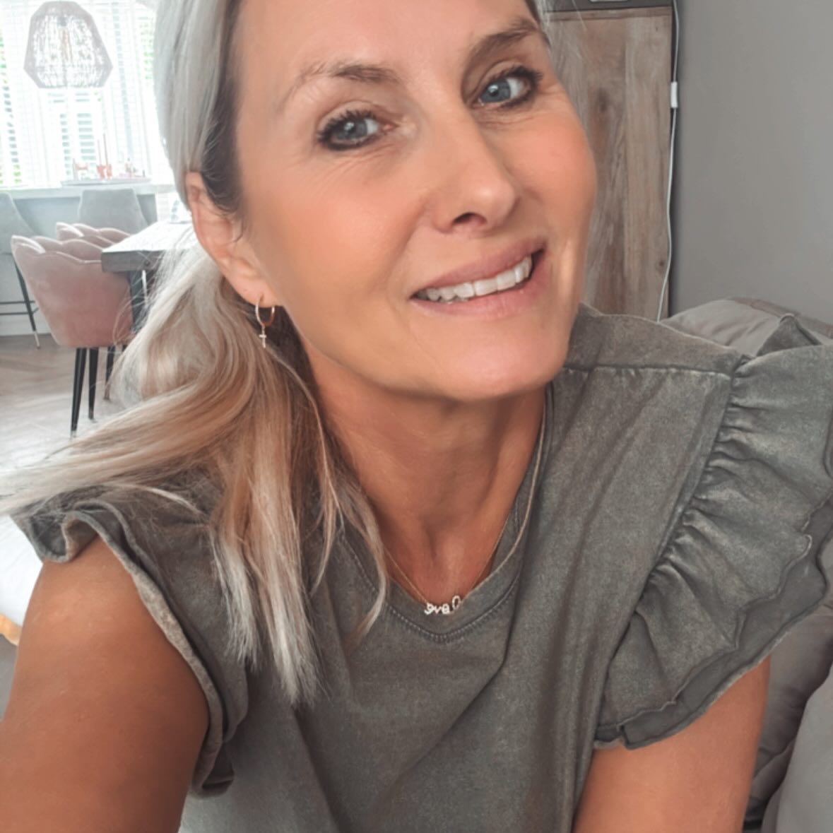 Het is eindelijk zover,
Ik ga beginnen aan een opleiding tot Holistische therapeute bij Zoma.
Heel mijn leven ervaar ik al dat ik erg veel voel, en het ook mooi vind om de diepte in te gaan met mensen. Ik leef enorm met een intentie om mensen te willen helpen. 💕
Mijn bewustzijns proces is de afgelopen jaren gegroeid en ik vertrouw nu nog meer op mijn intuïtie.
Anderzijds heb ik mij ook onzeker gevoeld, Zoma geeft aan dat de opleiding hbo werk en denk niveau is Kan ik dit wel? Dit was mijn eerste gedachte , maar aan alles voel ik dat het mij zoveel moois gaat brengen en het zo leerzaam wordt. Dus hoe dan ook…. Ik ga ervoor💕
Dagelijks zie ik bij mijn klanten (in mijn schoonheidssalon ) hoeveel burn-outs, depressies of onzekerheden mensen hebben en hoe overprikkeld de maatschappij is. We hebben soms veel lichamelijke en emotionele klachten. Als we te lang doorgaan zonder stil te staan raken we het contact met onszelf kwijt. We negeren onze grenzen en voelen ons lichaam niet meer goed aan. Je kan waardering krijgen maar het is nooit genoeg als je niet zelf voelt hoe waardevol je bent💕
Holisme is niet ‘zwevend’ het houdt in dat je naar het geheel gaat kijken, je brein, je hart , je energie en nog veel meer…. De dieper liggende oorzaak van jou klacht. Alles staat met elkaar in verbinding. 💕Maar daar zal ik de volgende keer meer over schrijven.
Heel veel liefs,
Mar❤️
PS: voor mijn schoonheidssalon klanten: Mijn werk als schoonheidsspecialiste blijft gewoon zoals jullie gewend zijn.