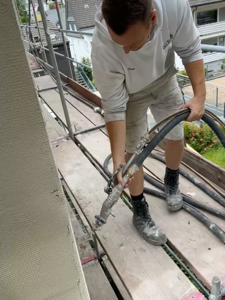 Ein echtes Original – seit 25 Jahren.
Christian ist seit seiner Lehre bei uns – und aus dem Betrieb nicht wegzudenken. 25 Jahre auf der Baustelle, immer zuverlässig, immer da, wenn’s drauf ankommt.
Solche Mitarbeiter findet man nicht alle Tage – und genau deshalb sind wir stolz und dankbar, dich bei uns zu haben.
Christian, danke für deine Treue, deinen Einsatz und deinen Humor auf der Baustelle. Auf viele weitere Jahre mit dir!
#25JahreChristian #Stuckgeschäft #TreueZählt #Handwerk #DankeVomTeam #Jubiläum