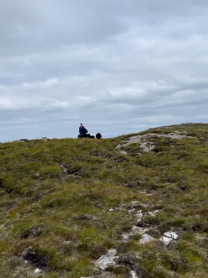 rùisgeadh /Ruːʃgʲəɣ/
fir. gin. -gidh
1 (act of) peeling 2 (act of) shearing
#gàidhlig #gaelic #waysofseeing #placebased #sitespecific #motherartist