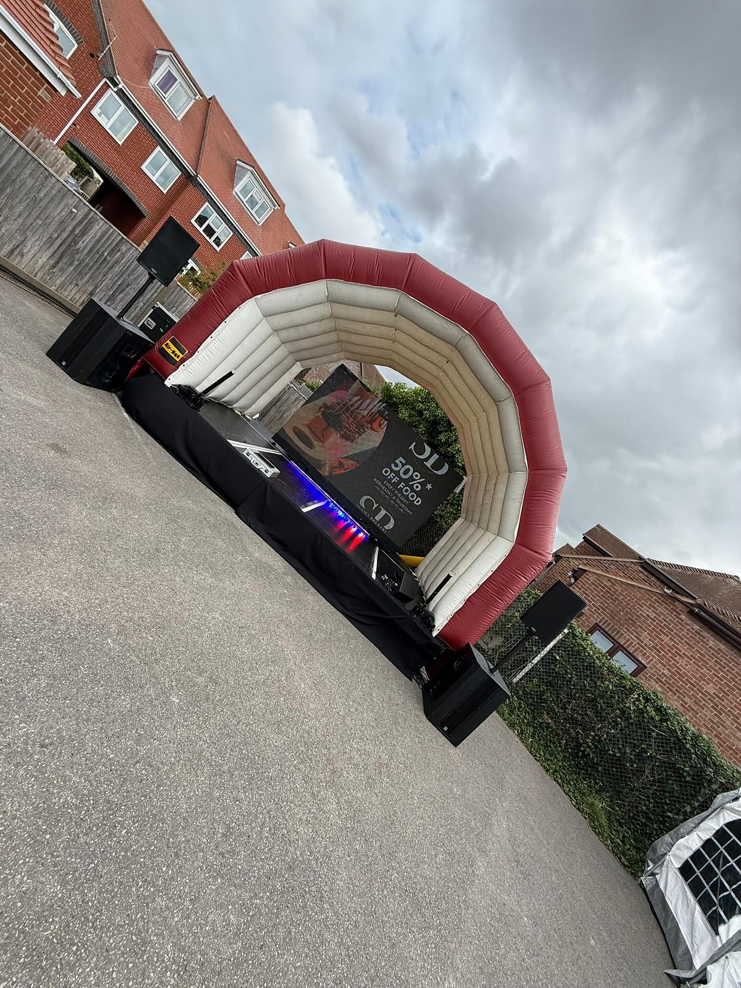 Our 20ft x 10ft stage with inflatable cover, hired for the perfect summer beer garden festival ft @london_citiboy! 🍻☀️🎤
Just one of the many stages we have available to hire. Contact us to find out more about how we can help bring your event to life 📲