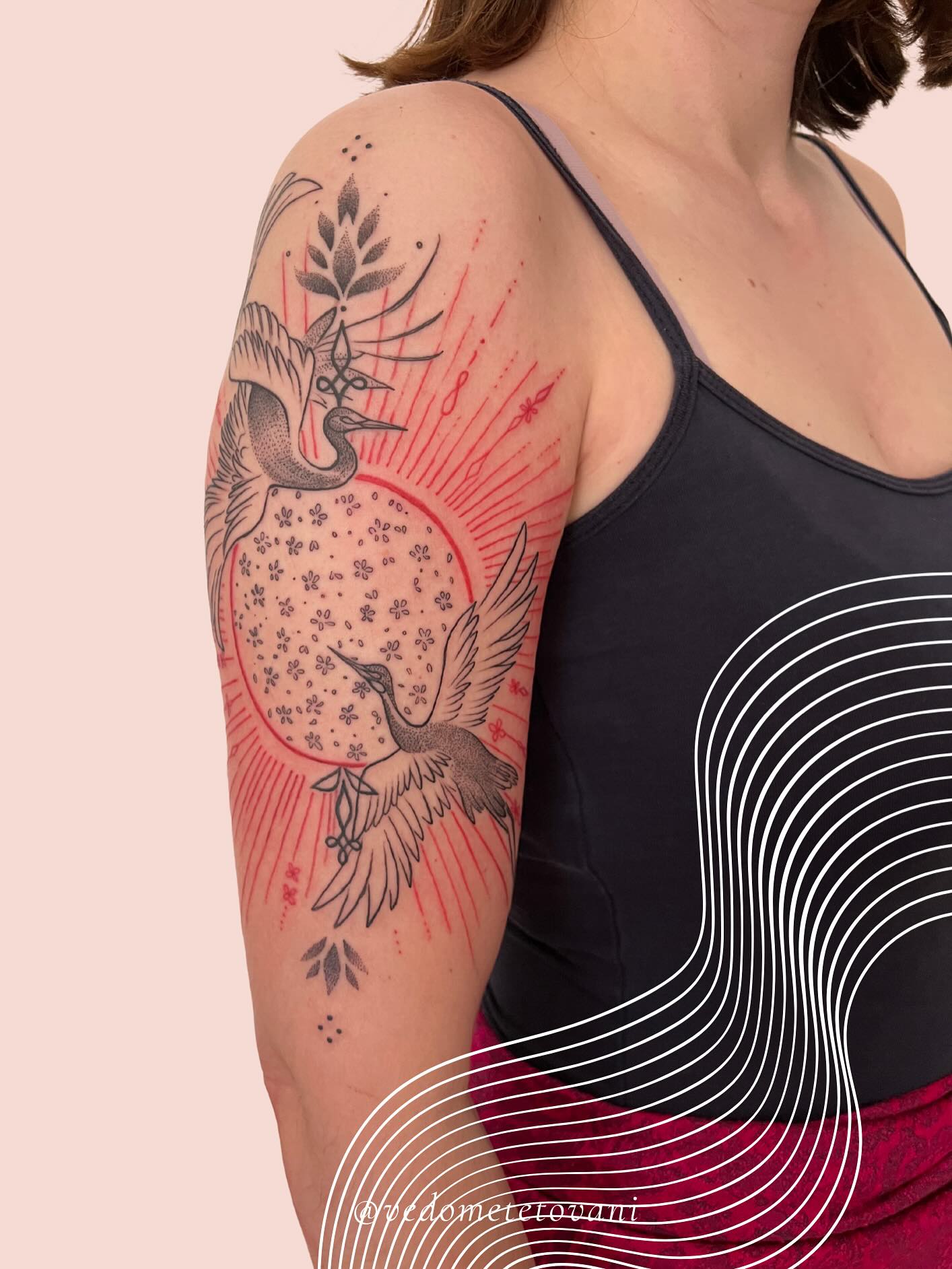 Vzpomínka na tetování s volavkami
✨Na křídlech transformace✨
Když se záměr a umění spojí, vzniká víc než jen obraz na kůži. Toto tetování vypráví příběh o mystériu života, svobodě a vnitřní síle.
Červené paprsky jako životodárná energie, hvězdná obloha jako nekonečné možnosti, křídla jako symbol překonání hranic. Umístění na paži - tam, kde tvoříme a objímáme život - není náhodné.
Vědomé tetování je jako rituál - moment, kdy se loučíme s tím, co bylo, a vítáme to, co přichází. Devítiměsíční cesta integrace začíná prvním tahem jehly.
Jaký příběh by vyprávěla tvoje kůže?
#vedometetovani #transformace #natelo #ritualniumenikuze