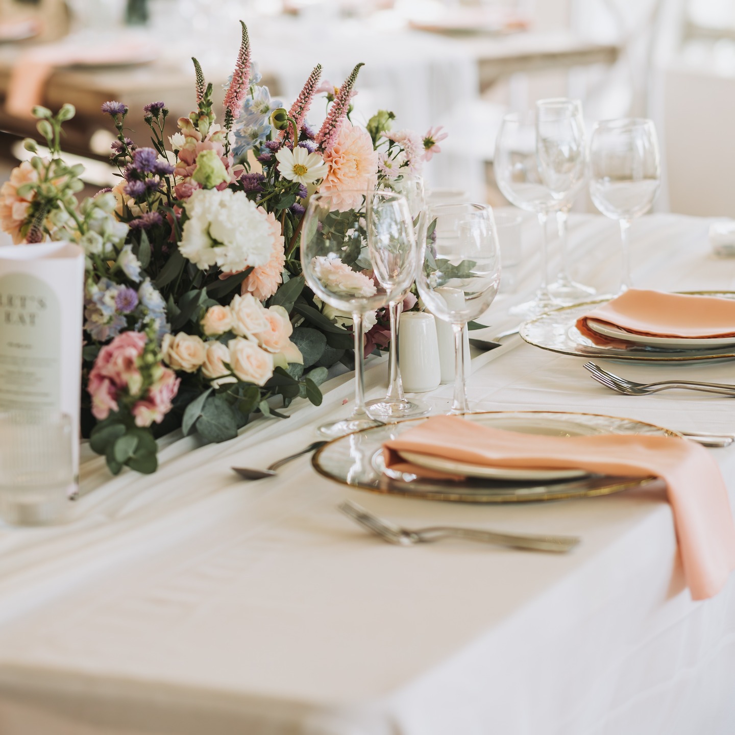 Whimsy and romantic set-up for @deirdre_oosthuizen & Bruce. We got to work with the most beautiful dahlias and cosmos 🥰
Photography: @jessegademanphotography
Stationery: @aurora.designs01
#whimsicalwedding #pastelflower #kznflorist #ballitoweddings #dahlias #cosmos #weddingdecor