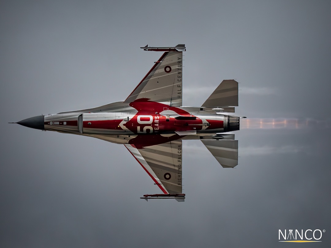 Two days at RIAT, the world’s largest military air show, made a big impression on me. I managed to fill up the memory cards without any problems. Here are the «After Burner» photos I think came out well.