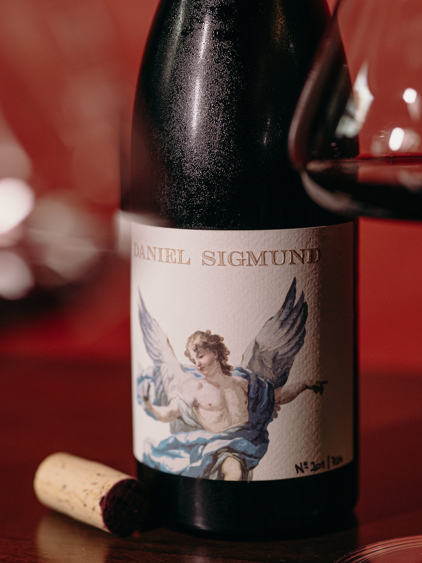 Daniel Sigmund – Portugieser 2022
Vigneti a 820 m, su suolo di fillade. 9.500 ceppi per ettaro.
Sottile, fresco, con note di bacche rosse ed erbe amare.
Vino vivo, con quella bella acidità che arriva dritta dalle Dolomiti.
Le Bottiglie sono numerate, ed alcune di quelle sono proprio qui.
#assaporare #condividere #vinoartigianale #vininaturali #portugieser #danielsigmund #altoadige #raritàliquide #dallaterraalcalice #bevibene #vinodiverso #rabarè