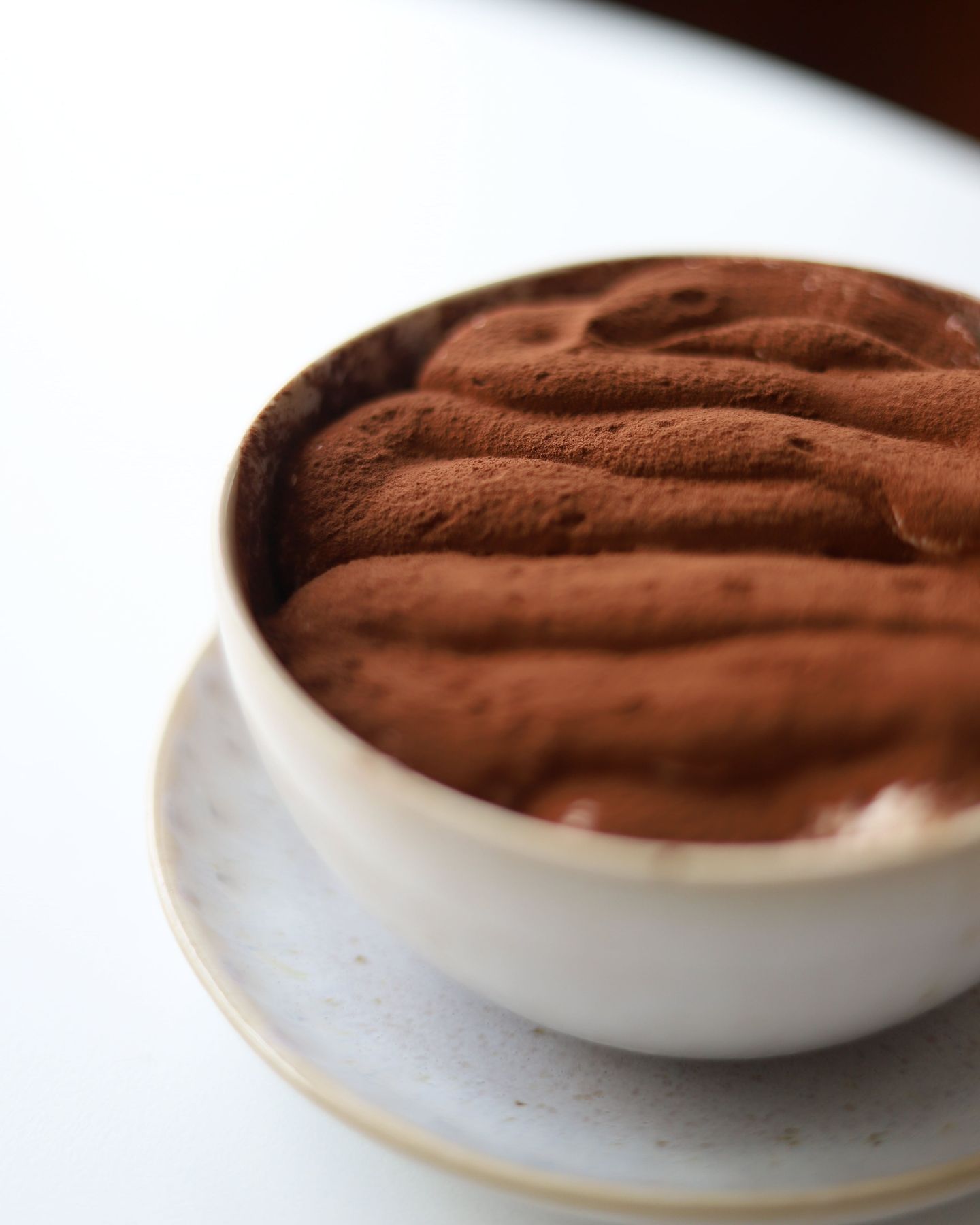 Notre tiramisu authentique vous attend avec ses couches délicates de biscuits imbibés de marsala au café, sa crème légère au mascarpone, et une touche de cacao 😋