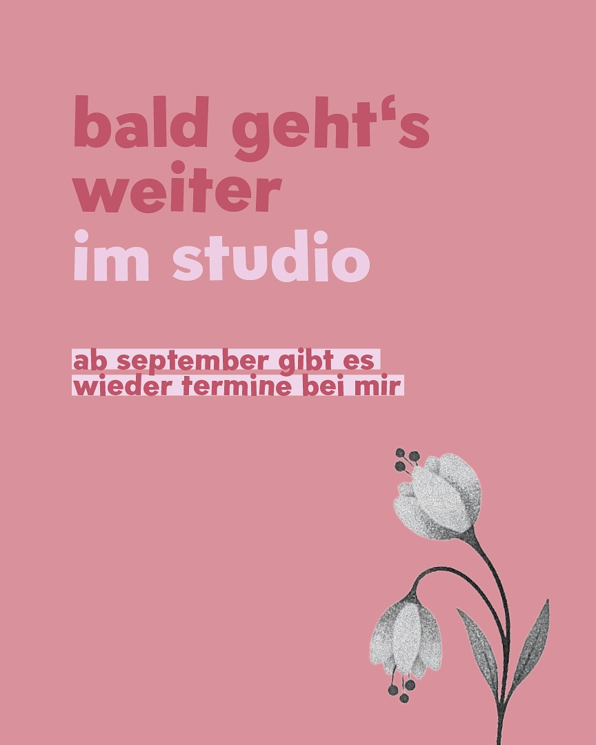 ✽ 𝐳𝐮𝐫ü𝐜𝐤 𝐢𝐦 𝐬𝐭𝐮𝐝𝐢𝐨 ✽
ab september bin ich wieder da! ich freue mich ganz doll, wieder loslegen zu können.
𝐰𝐚𝐫𝐭𝐞𝐥𝐢𝐬𝐭𝐞 & 𝐧𝐞𝐮𝐞 𝐚𝐧𝐟𝐫𝐚𝐠𝐞𝐧
ich starte ab mitte des monats dann wieder mit terminen und arbeite die warteliste aktuell nach und nach ab: alle, die mir schon geschrieben haben, bekommen bald post mit dem link zum buchungskalender. neue anfragen sind natürlich ebenfalls jederzeit möglich, es könnte aber sein, dass es zu einer kleinen wartezeit kommt. ich versuche, so gut es geht, alle unterzubekommen und danke euch für euer verständis.
𝐰𝐚𝐬 𝐬𝐨𝐧𝐬𝐭 𝐠𝐞𝐫𝐚𝐝𝐞 𝐩𝐚𝐬𝐬𝐢𝐞𝐫𝐭
ein paar guestspots sind in planung - im oktober bin ich wieder im @studio.butterberg und habe noch ein paar andere ideen, die ich gerade versuche zurechtzubasteln. dazu später mehr infos.
im studio entsteht gerade außerdem noch ein zusätzlicher raum und im november gibt’s wieder ein walk-in-event, für das wir uns noch ein kleines feines extra ausgedacht haben, das euch hoffentlich gefallen wird. auch hierzu folgen bald mehr infos - stay tuned!
ich freue mich ganz sehr auf euch und eure ideen, bis ganz bald!
#weimartattoo
#erfurttattoo
#jenatattoo
#handpoke
#handpokedtattoo
#manualtattoo
#surrealtattoo