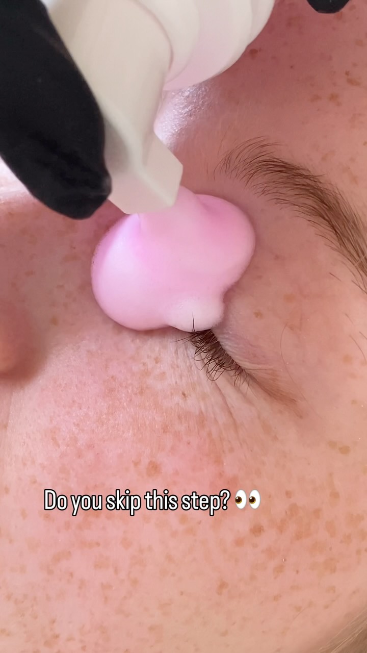 ✨ Do you skip this step? 👀
Because it might be the one thing that’s making your results look… not quite right.
Rinsing the lashes properly matters.
Not just before the lift.
But especially before Step 3.
🧼 A lash bath before Step 3 removes:
✔️ Leftover lift and setting solution
✔️ Tint residue
✔️ Glue balm or lash adhesive
This isn’t just about hygiene.
It’s about results.
The rinse shows what the lashes really look like.
No glue.
No tint.
No product.
Just clean, lifted lashes exactly how your client will see them at home.
It helps you avoid overprocessing.
And stops tint from getting trapped between the lashes.
It’s not a small detail.
It’s a pro move.
And it protects both the lashes and the lift. 💯
👇 Let me know in the comments
Do you rinse before Step 3?
—
#lashlift #lashliftartist #lashlifttraining #lashtech #lashbath #lashliftcleanse #beautytraining #lashliftprep #lashliftuk #cleanlashes #lashliftpro #lashartisttips #kingsteignton #newtonabbot #devonbeauty #torquaybeauty #exeterbeauty #beautytrainingdevon