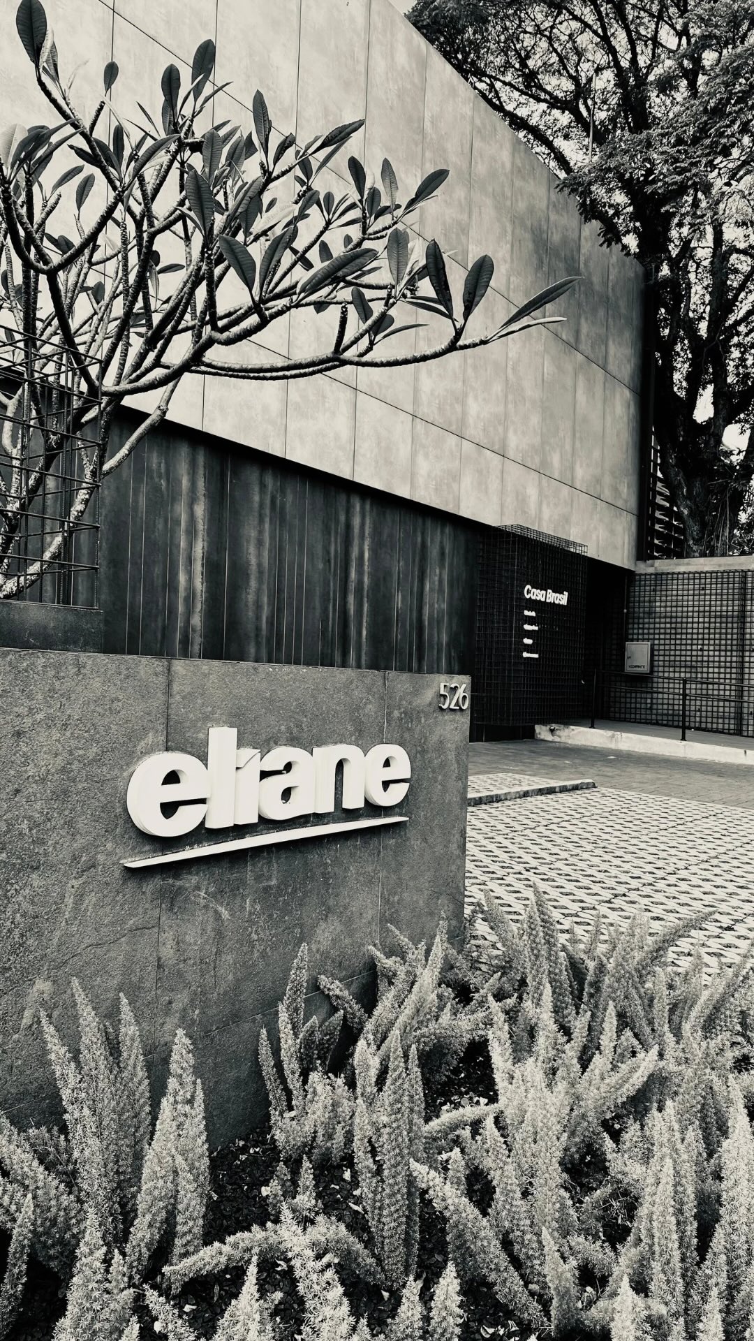 En nuestra visita con @experience__design , conocimos el showroom de @elianerevestimentos en São Paulo: una reforma cuidada que respeta la arquitectura original y propone una lectura contemporánea del diseño interior.
Con más de 60 años de trayectoria, Eliane es un referente en revestimientos cerámicos en Brasil, apostando por la innovación y el diseño con una mirada sensible hacia los espacios.
Sus propuestas se adaptan con versatilidad a distintos estilos, integrándose con coherencia a las nuevas formas de habitar.
Experiencia de diseño curada por @studiobarla_decor
@danaebarla
#studiobarlainteriordesign
#interiordesign
#arquitecurainterior
@elianerevestimentos
@chc.cl