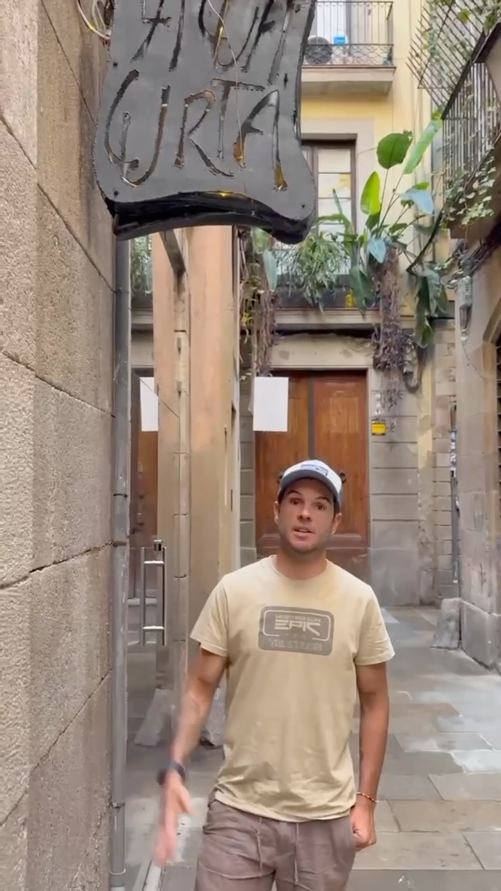 ✨ Tanquem un cicle… però seguim caminant ✨
Després de gairebé 50 anys, La Cua Curta del Born tanca les seves portes. Ens acomiadem d’un lloc que ha estat testimoni de tants sopars entre amics, cites romàntiques, brindis, rialles, torrades amb patés casolans, molt formatge… i encara més carinyo.
Han estat dècades de records inesborrables, de generacions compartint taula i cor.
Però no ens anem tristos: la història continua a Sants. Un barri nou, cares noves, històries noves… i moltes ganes de créixer. A La Cua Curta de Sants us hi esperem amb la mateixa essència, el mateix amor pel que fem, i molts trossets del Born que portem amb nosaltres.
Gràcies per tant. Ens veiem a Sants 💛