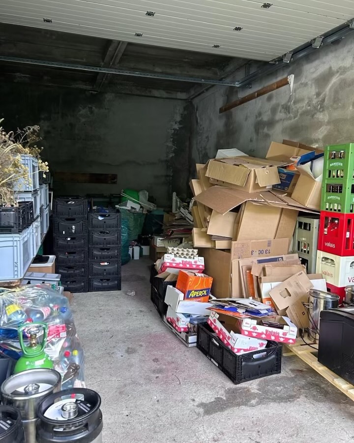 Before ➡️ After 🧹 A few snaps from a recent removal job… everything cleared, finished with a broom-clean sweep. From end-of-season cleanouts to one-off pick-ups, we’ve got it sorted.
———
Avant ➡️ Après 🧹 Quelques clichés d’un récent travail de déménagement... tout a été nettoyé, fini avec un coup de balai. Du nettoyage de fin de saison aux enlèvements ponctuels, nous nous occupons de tout.
#VerbierGreen #BeforeAndAfter #WasteRemoval #ClearOutDoneRight #Verbier #Logistics