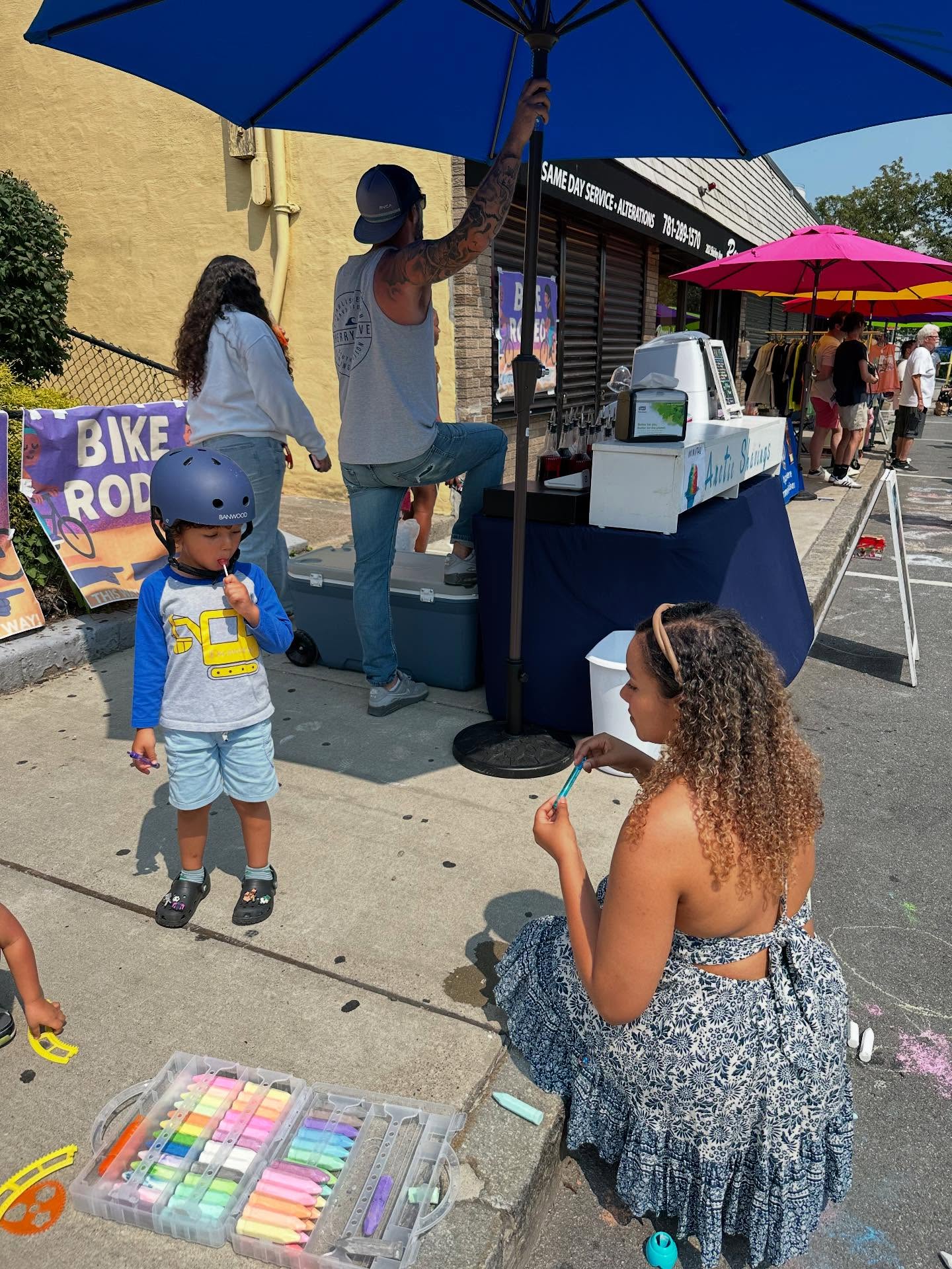 MENSAJE BILINGÜE
SPANISH
Lucas, Crystal, y yo pasamos por la ciclovia hoy en la Shirley Avenue donde se habilitó la vía para los peatones y familias en bicicleta, triciclo, y patinetas. Las calles son de las personas y con actividades así activamos nuestras vías y le damos vida a nuestros vecindarios @shirley_ave_ y los negociantes!
English
Lucas, Crystal, and I passed by the bike path today on Shirley Avenue where the path was made available for pedestrians and families on bikes, tricycles, and scooters. The streets belong to the people and with activities like this we activate our streets and bring life to our neighborhoods! A round of applause to the organizers. @shirley_ave_ and the local business owners!