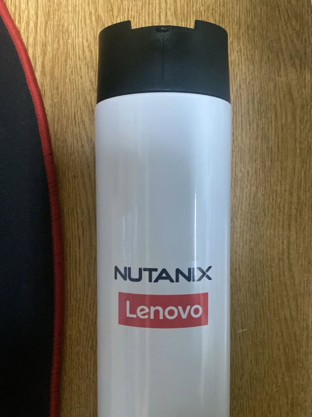 Botellas térmicas. Lenovo y Nutanix. Para @odnestudiocreativo