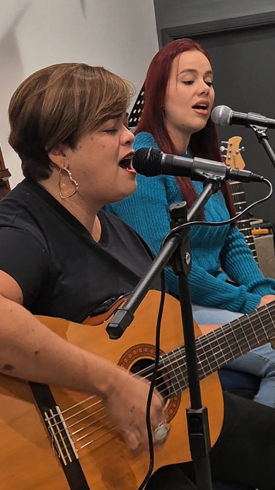 🎶 Para esse domingo, que tal relembrar um momento especial?
Um trechinho dessa grande apresentação na nossa integração de alunos! 💙✨
Logo no primeiro mês de aula com a prof. Vivian, nossa aluna já brilhou com essa performance linda, mostrando que aqui na Bravo o palco está sempre aberto para todos.
🎤 Valorizamos todos os estilos musicais e nos orgulhamos da nossa diversidade.
Na Bravo, todo talento tem espaço pra crescer! 🌟.