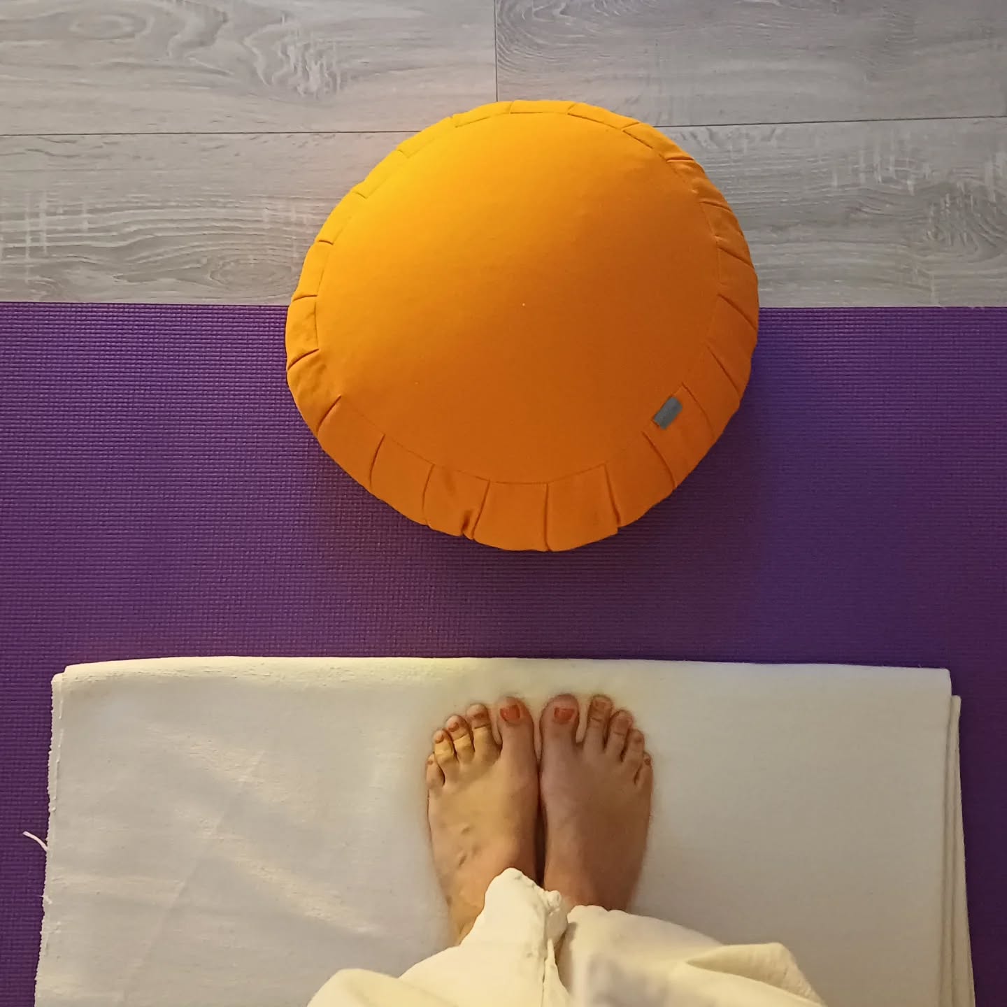 Piedi nudi sulla terra del presente.
Viola come la pace che sale dalla radice alla corona.
Arancione come il fuoco che danza nel ventre.
Due colori, due energie: trasformazione e creatività, intuizione e gioia.
Pronta a lasciarmi attraversare nella piena presenza.