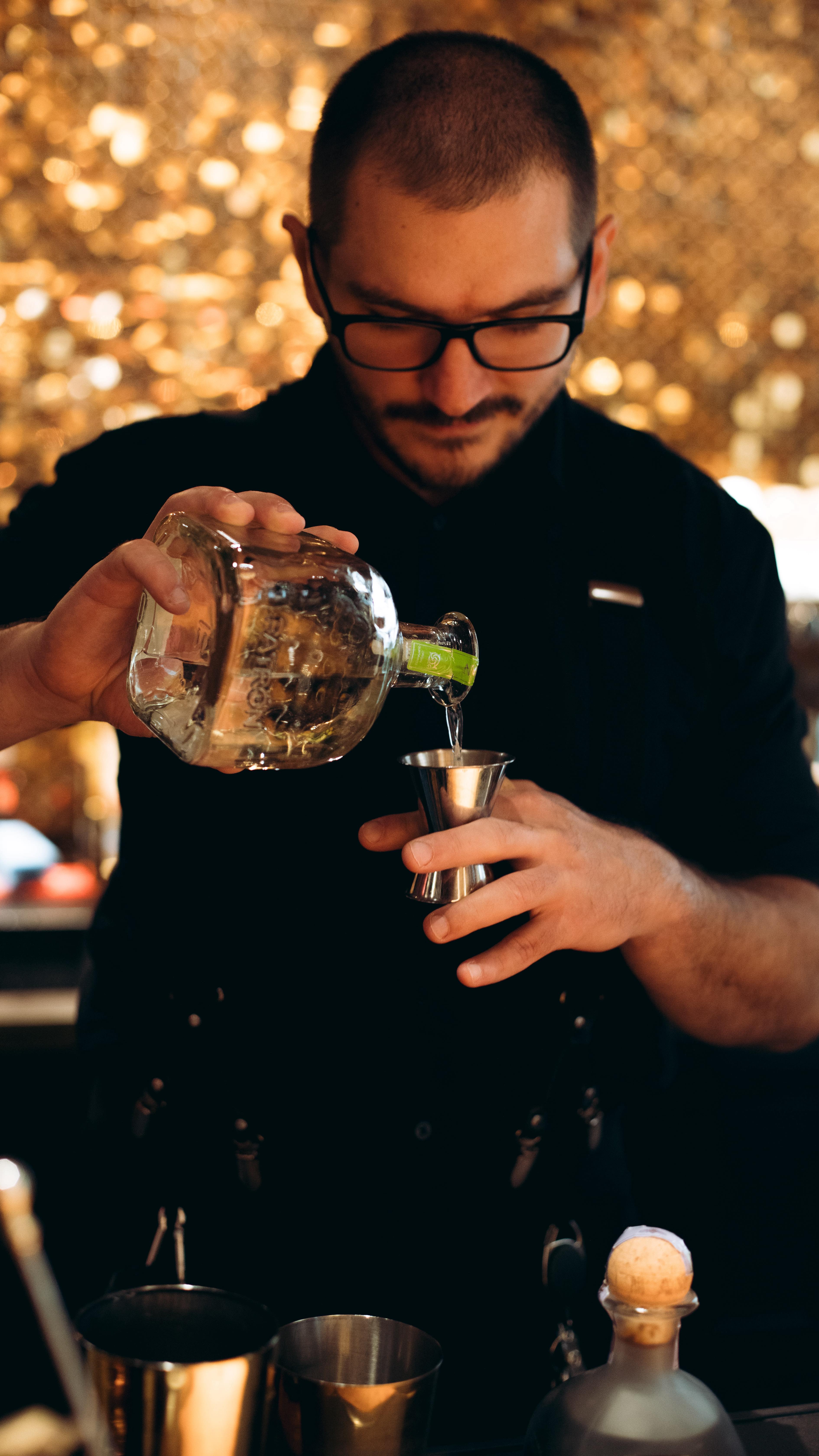 Neue Woche, neues Glück! 🍀🍸
Leopold wartet schon mit Kuschel-Einheiten auf dich – ob drinnen (klimatisiert!) oder draußen unter der Sonne. ☀️❄️
Die Woche wird heiß, wir kühlen dich runter: Mit Cocktails, Bier, Wein, Spritzer, Klassikern, alkoholfreien Drinks – was auch immer du willst, findest du bei uns. 🥂🍹🫶🏼
Komm vorbei & gönn dir LVDWIG-Vibes!
#lvdwigbar #cocktailbar #cocktailbarvienna #barsvienna #viennadrinks #viennabars