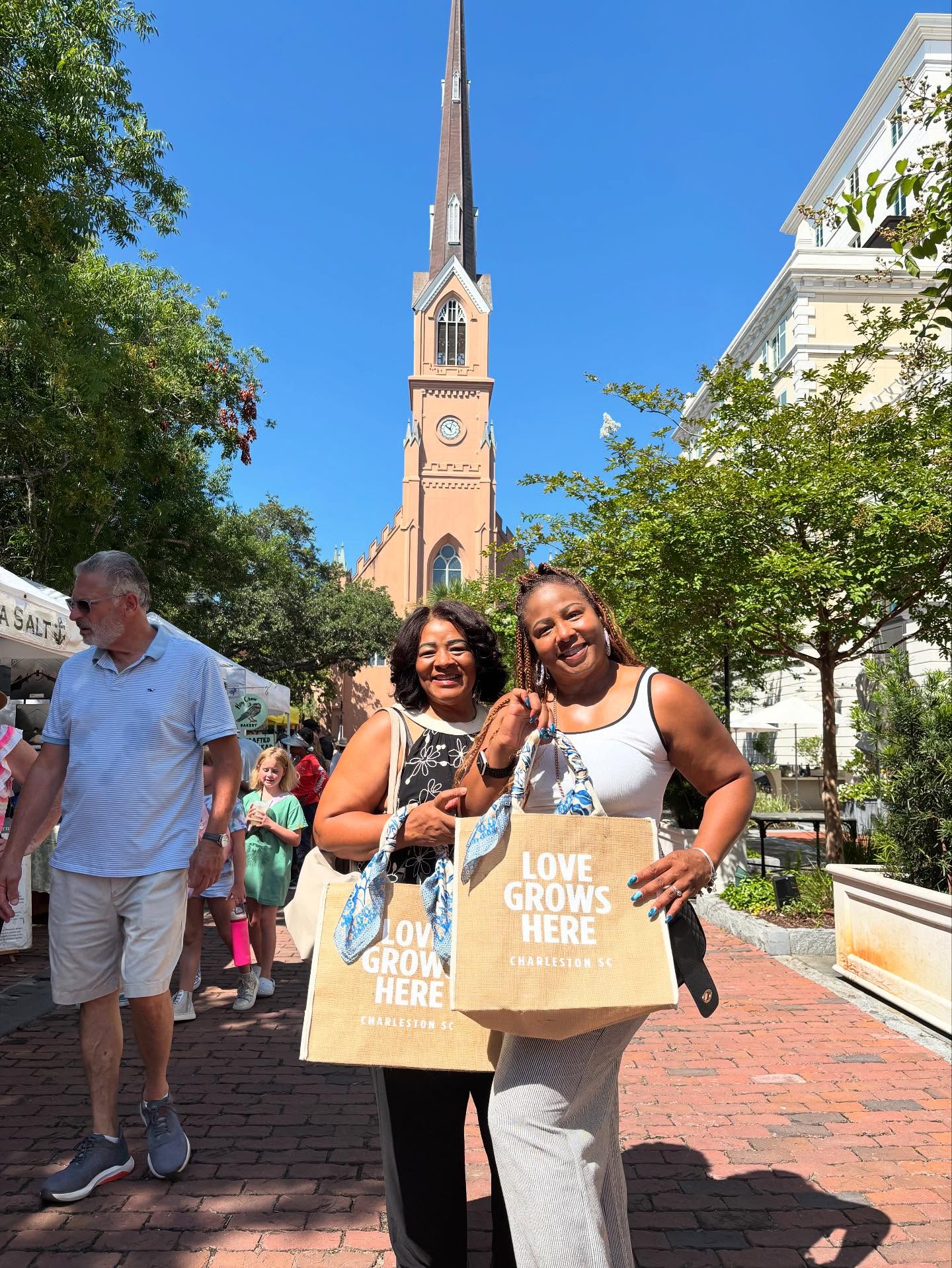 We love a matching moment 🩵 Find us in Marion Square this weekend for @charlestonfarmersmarket + Second Sunday on King Street this Sunday ☀️