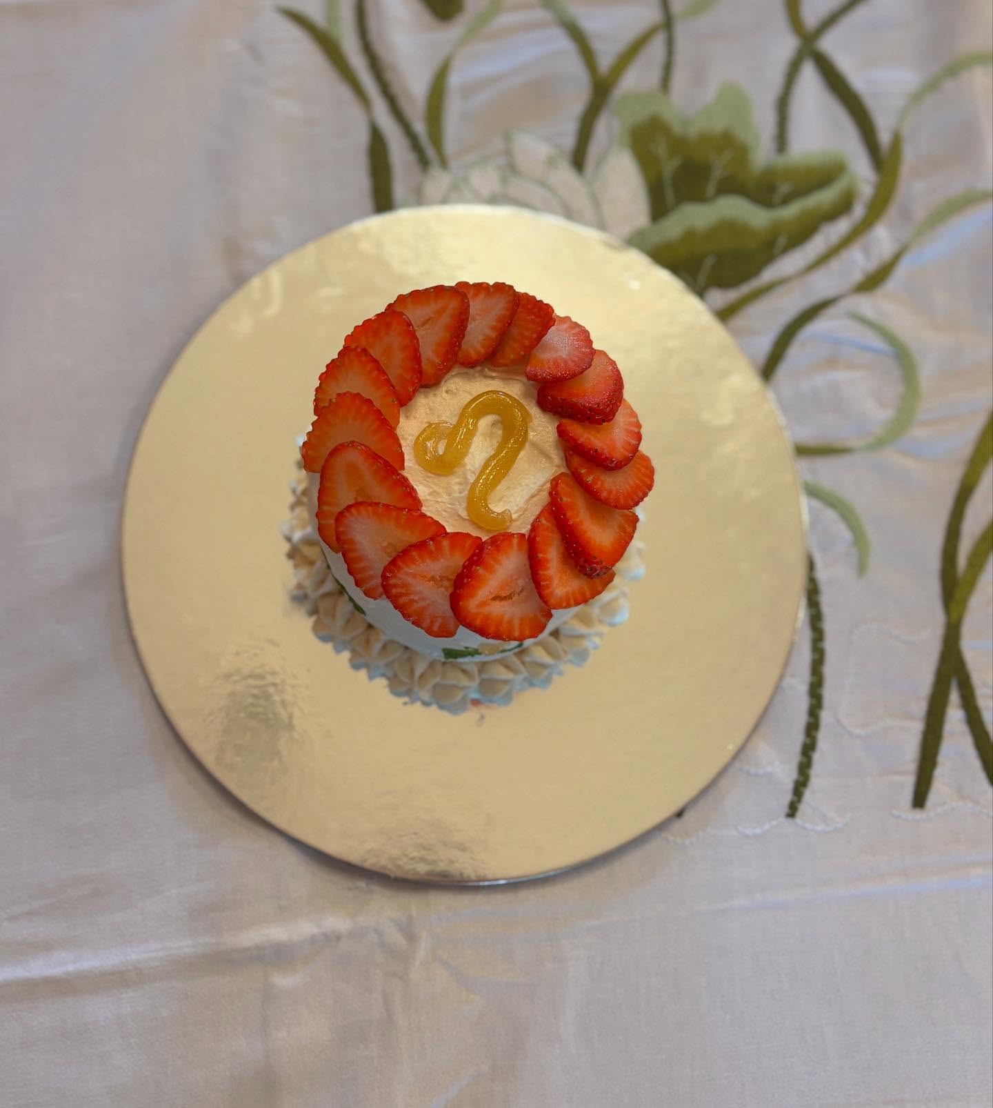 Had the joy of making a strawberry smash cake and cupcakes for Lola’s Fairy First Birthday Party!