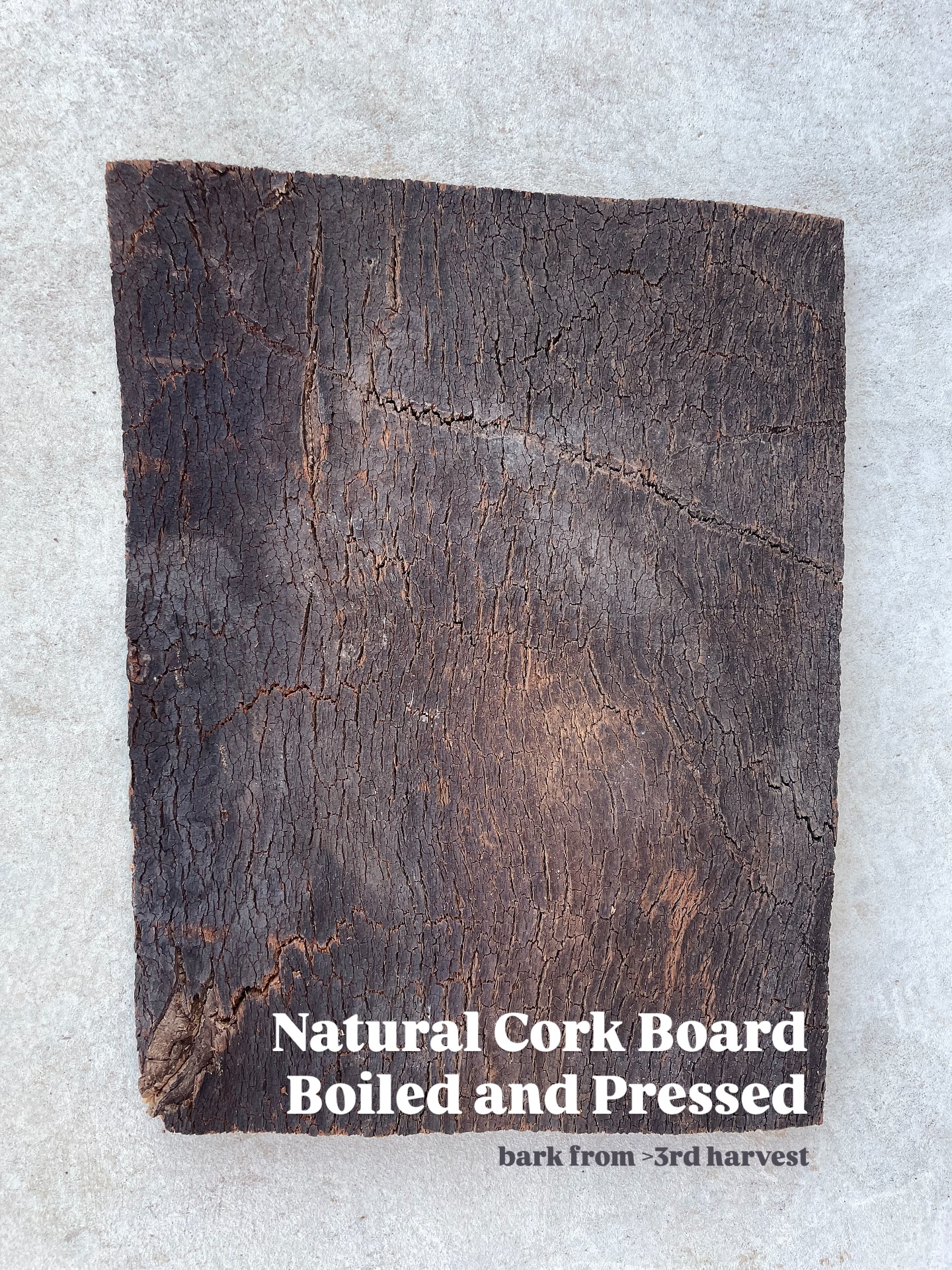 Natural Cork Board, previously boiled and pressed.
Size and shape can be customized.
This cork bark comes from 3rd harvest and following and it’s meant for industrial transformation.